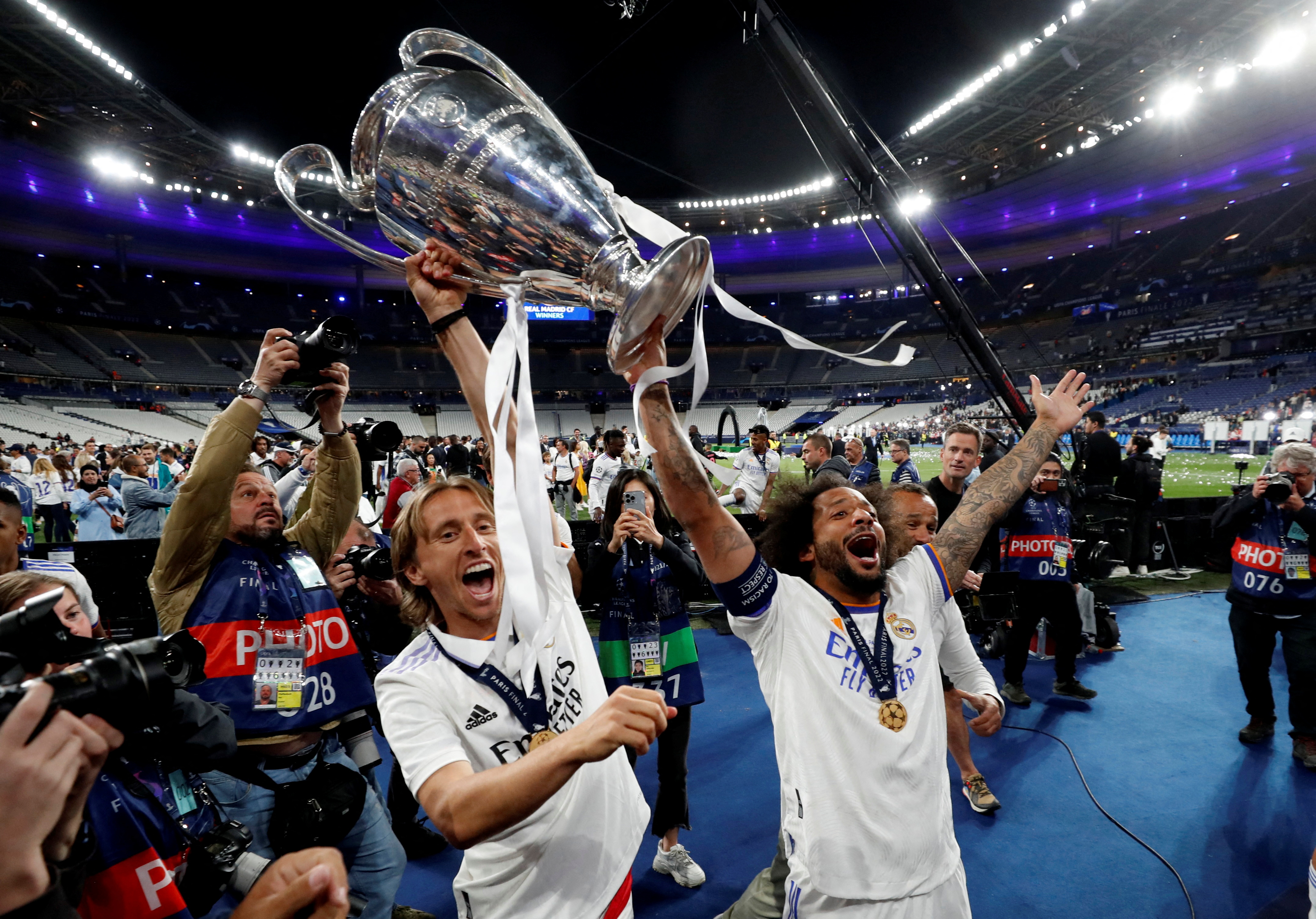 Modric y Marcelo levantan el trofeo más codiciado de Europa. Foto: REUTERS/Lee Smith
