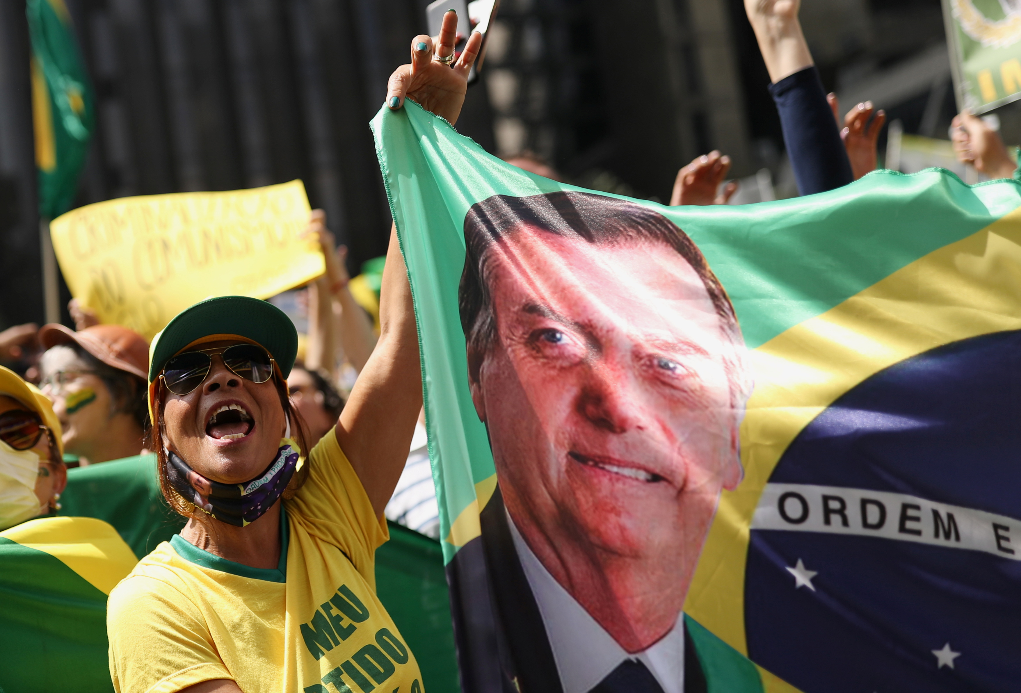 Una manifestante sostiene una bandera con la imagen del presidente Bolsonaro en San Pablo