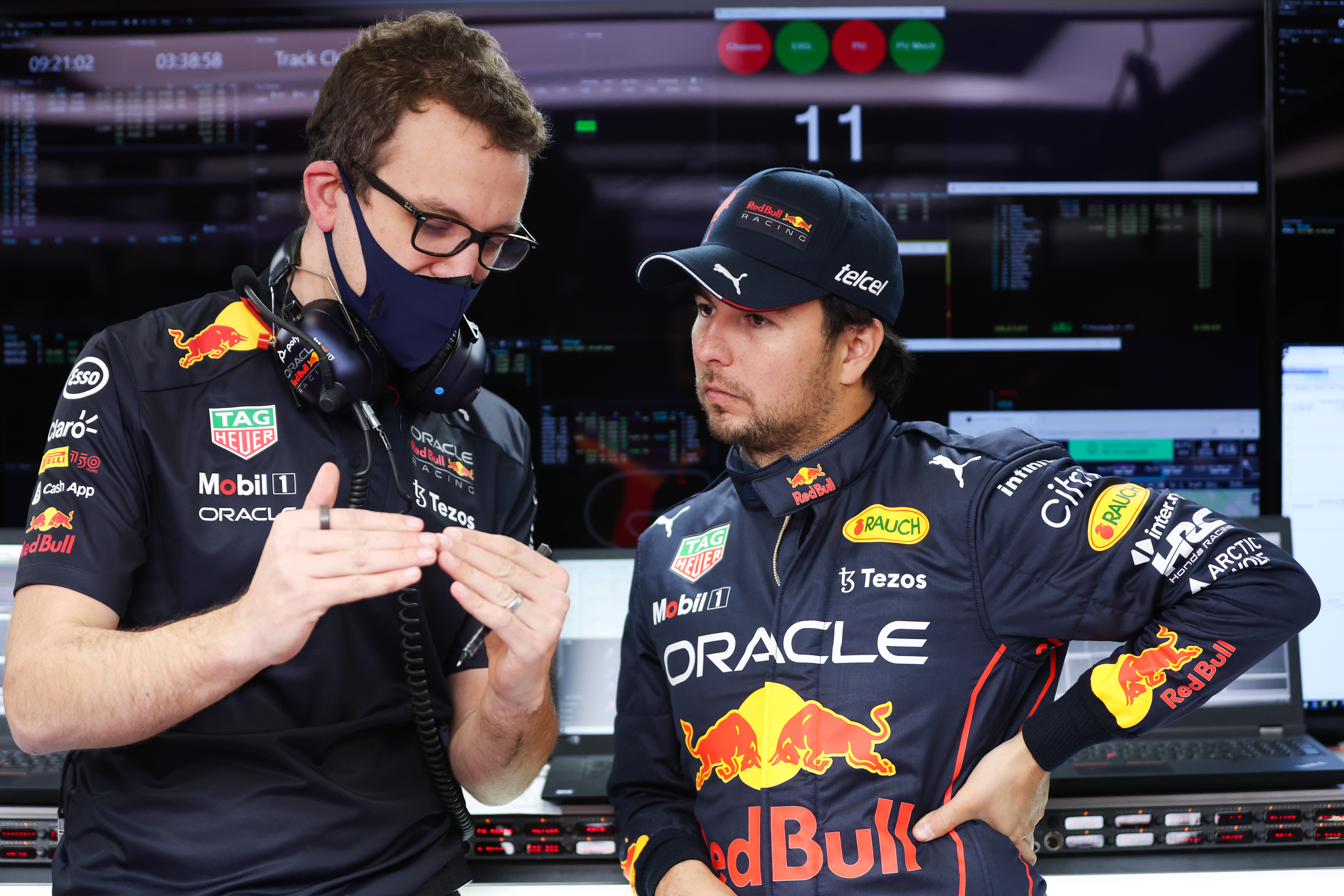 Hugh Bird y Checo Pérez asumieron sus roles como director de carrera y piloto de Red Bull al mismo tiempo, en 2021 (Foto: Getty Images)