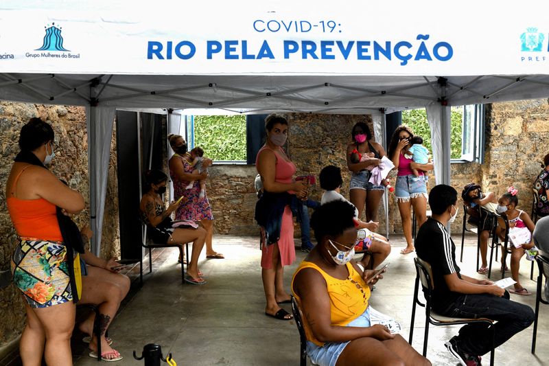 Personas esperan para recibir atención médica y hacerse la prueba de COVID-19 en Río de Janeiro (REUTERS/Lucas Landau)