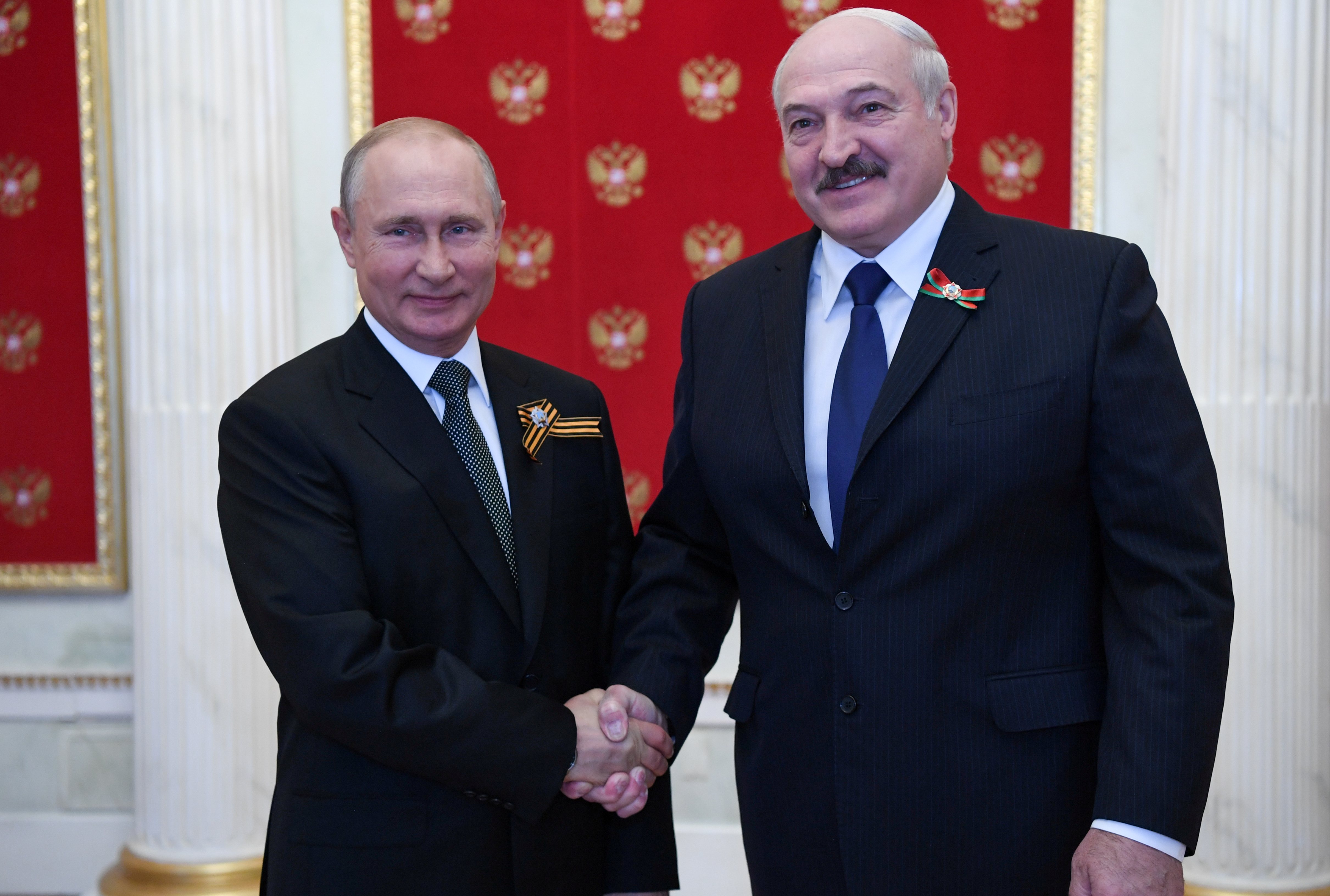 Vladimir Putin saluda al presidente bielorruso Alexander Lukashenko  el 24 de junio de 2020 en Moscú (Sputnik/Alexei Nikolskyi/Kremlin via REUTERS)