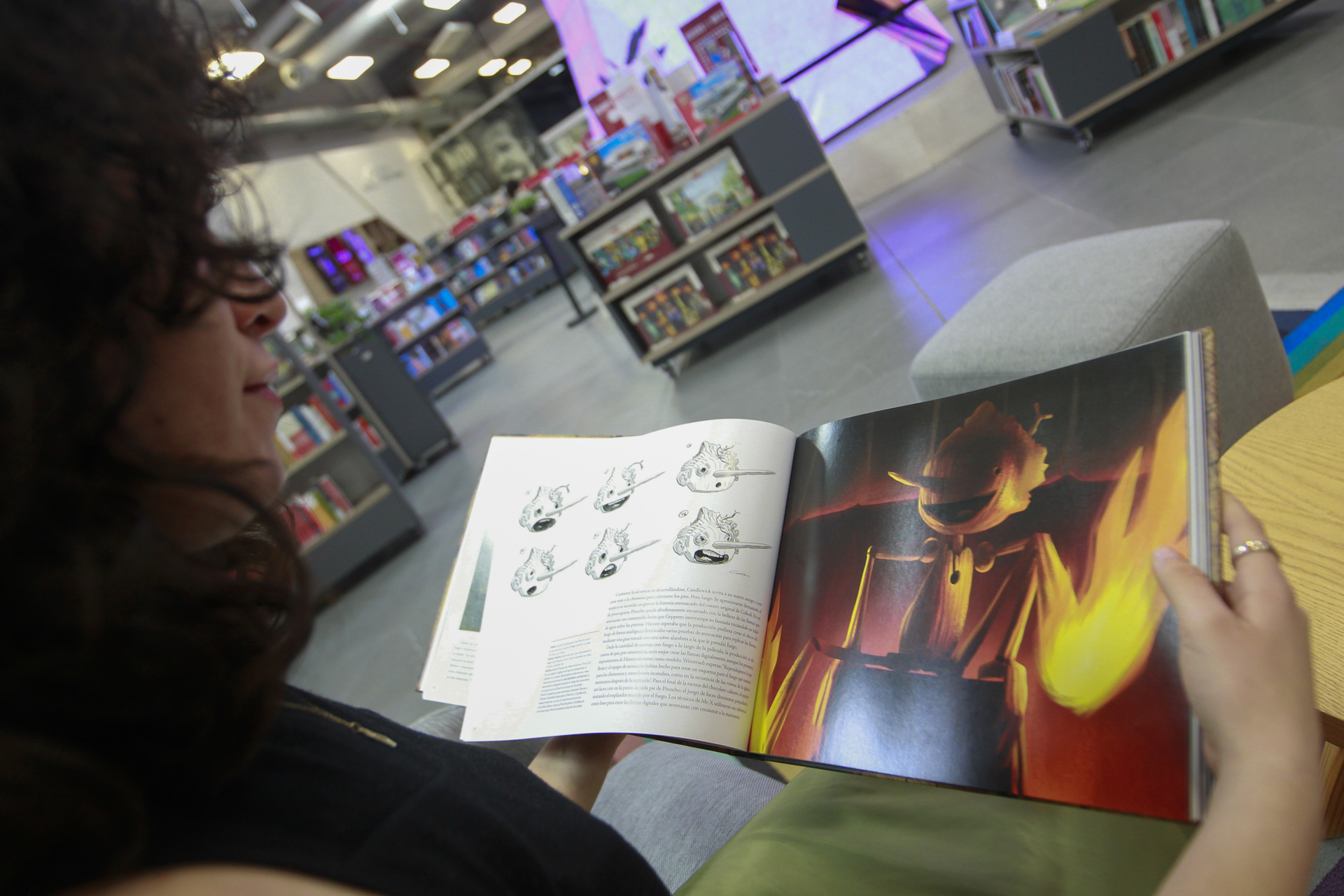 Una mujer observa el libro "Pinochio", el 10 de marzo de 2023, en la una librería de la ciudad de Guadalajara, México (Foto: EFE/ Francisco Guasco)