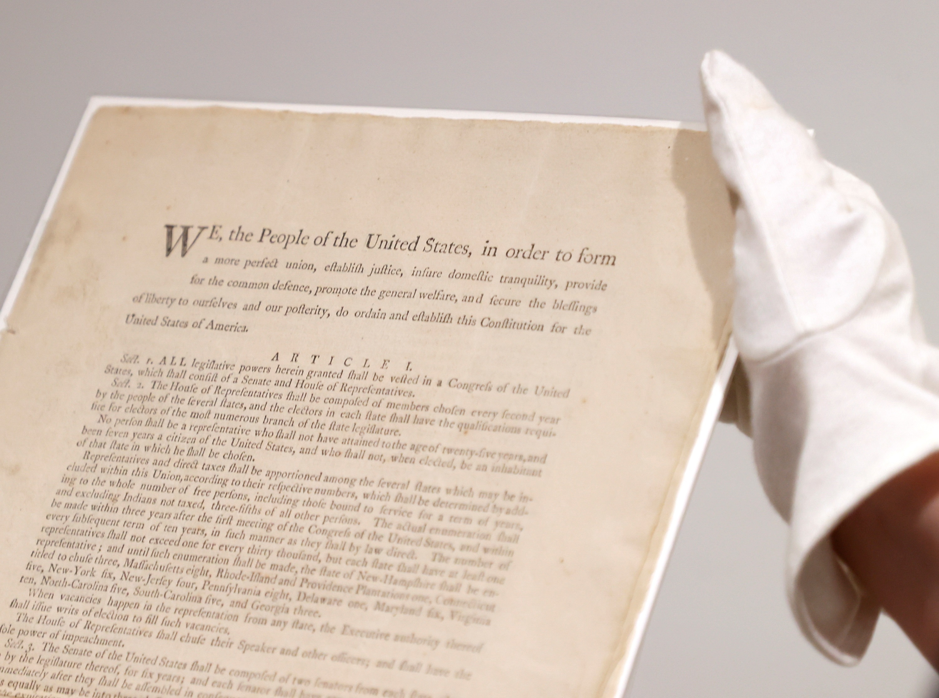 Vista del primer texto definitivo de la Constitución de EE.UU de 1787, este 17 de septiembre de 2021, que será subastado por Sotheby's, en Nueva York. EFE/Jason Szenes
