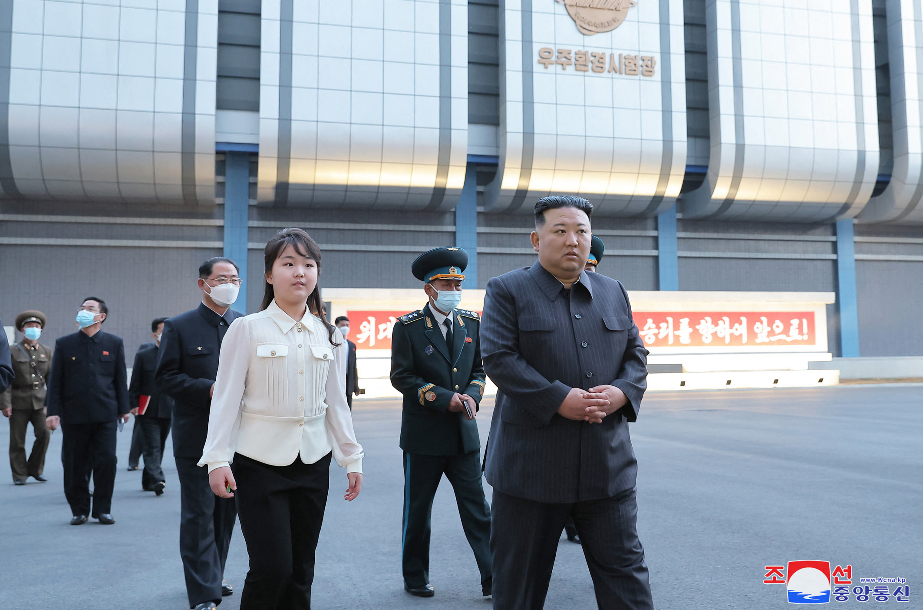 La hija de Kim Jong-un, que se cree que se llama Ju-ae, lo acompaña a casi todos los eventos (KCNA/AFP)
