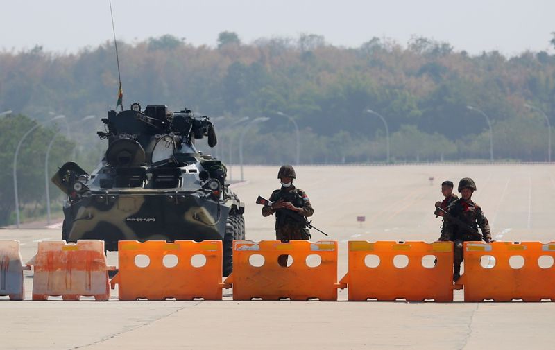 Foto del lunes de un control militar en el camino al complejo del Congreso en Naypyitaw, Myanmar. Foto: REUTERS/Stringer
