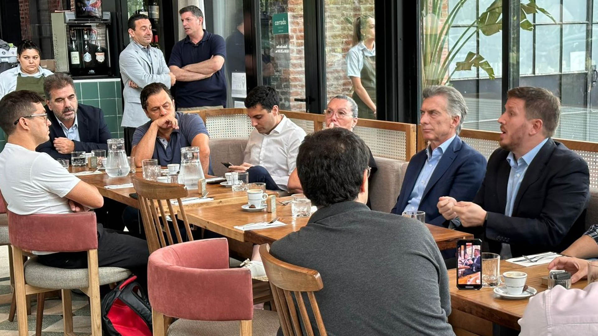 Mauricio Macri, con Cristian Ritondo y Federico Angelini, en al charla con vecinos y comerciantes de Rosario