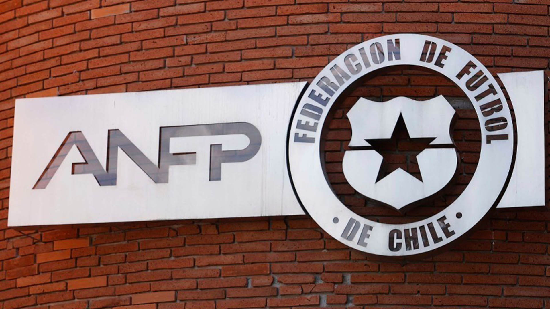 La resolución en favor de Javier Castrilli, supone un duro golpe a la gestión de Pablo Milad en la ANFP.