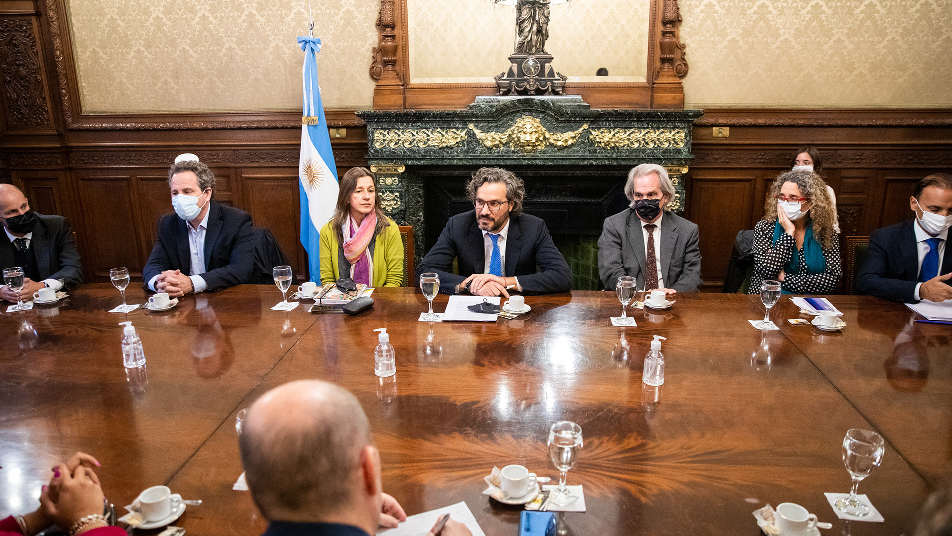 Santiago Cafiero y Sabina Frederic en una reunión con representantes de la comunidad ucraniana