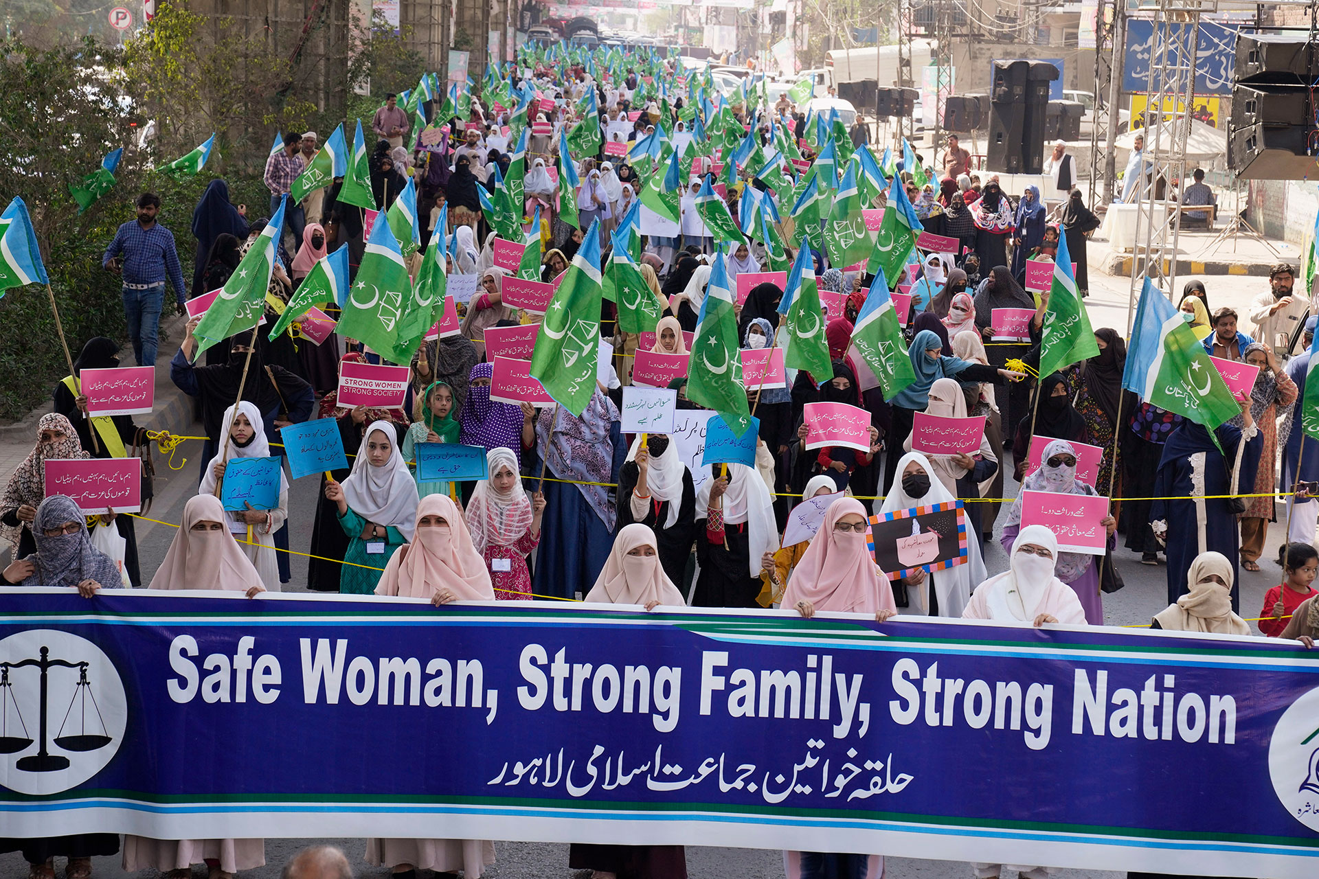 Mujeres simpatizantes del partido religioso "Jamaat-e-Islami" participan en una manifestación para conmemorar el Día Internacional de la Mujer, en Lahore, Pakistán.
