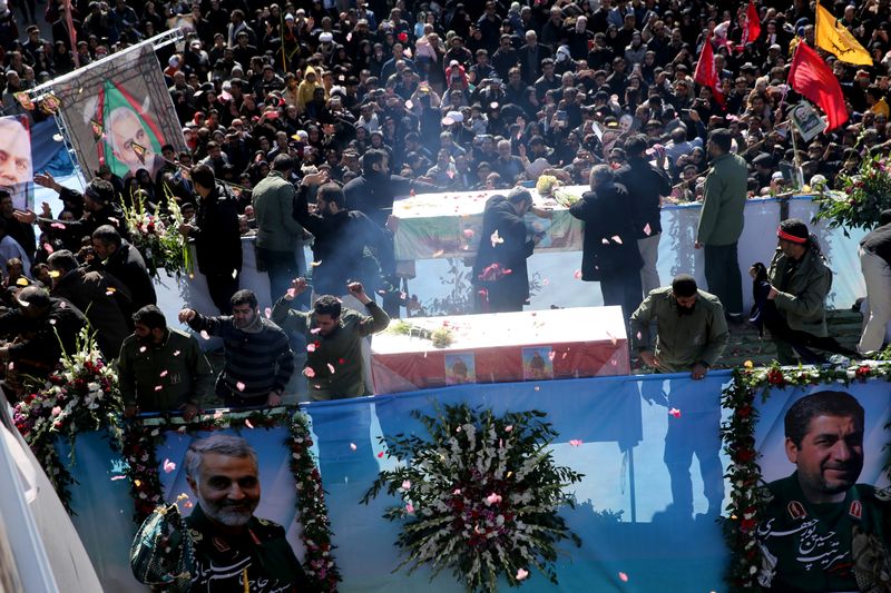 El entierro de Qassem Soleimani, en su ciudad natal de Kerman, Irán, el 7 de enero de 2020. (REUTERS)