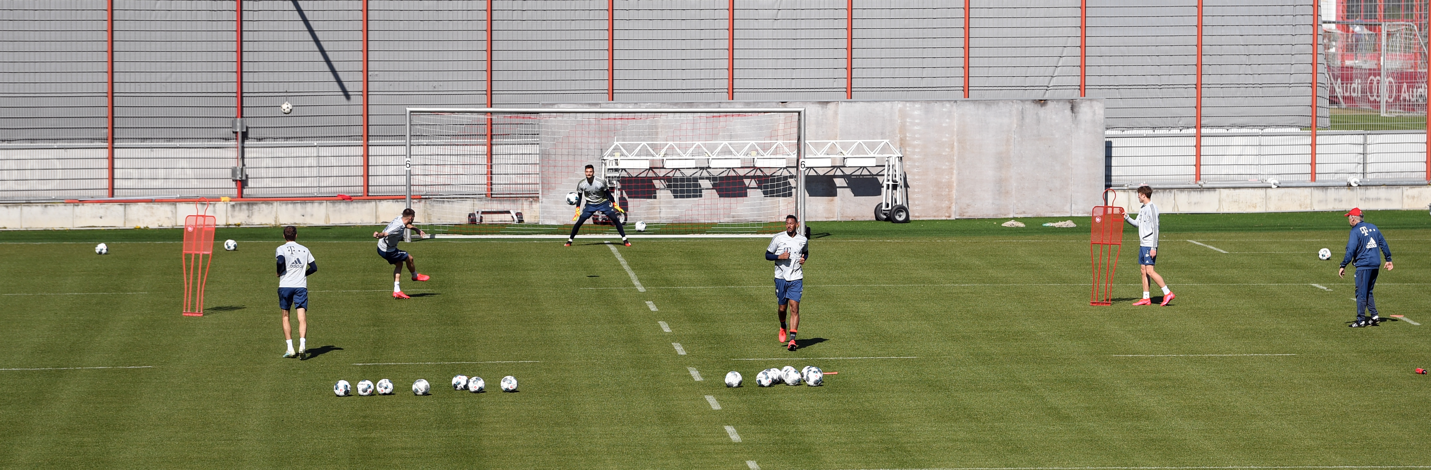El primer entrenamiento del Bayern Múnich. Sus jugadores mantuvieron respeto al protocolo de distanciamiento social para su realización. (REUTERS/Andreas Gebert)