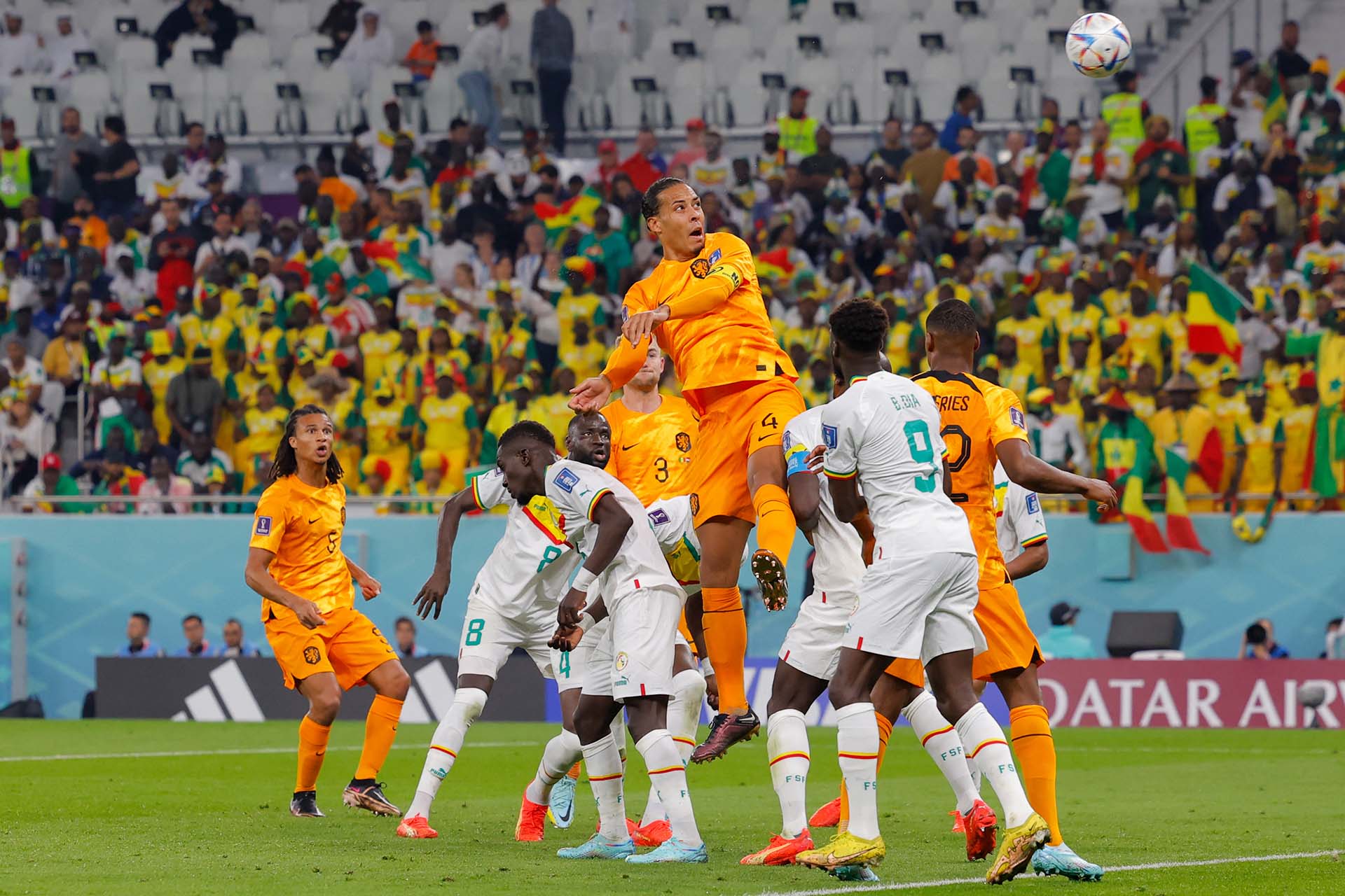 El neerlandés Virgil van Dijk gana en el aire en una postal del duelo ante Senegal. Fue triunfo de su equipo 2-0, en el encuentro que cerró la primera fecha del Grupo A