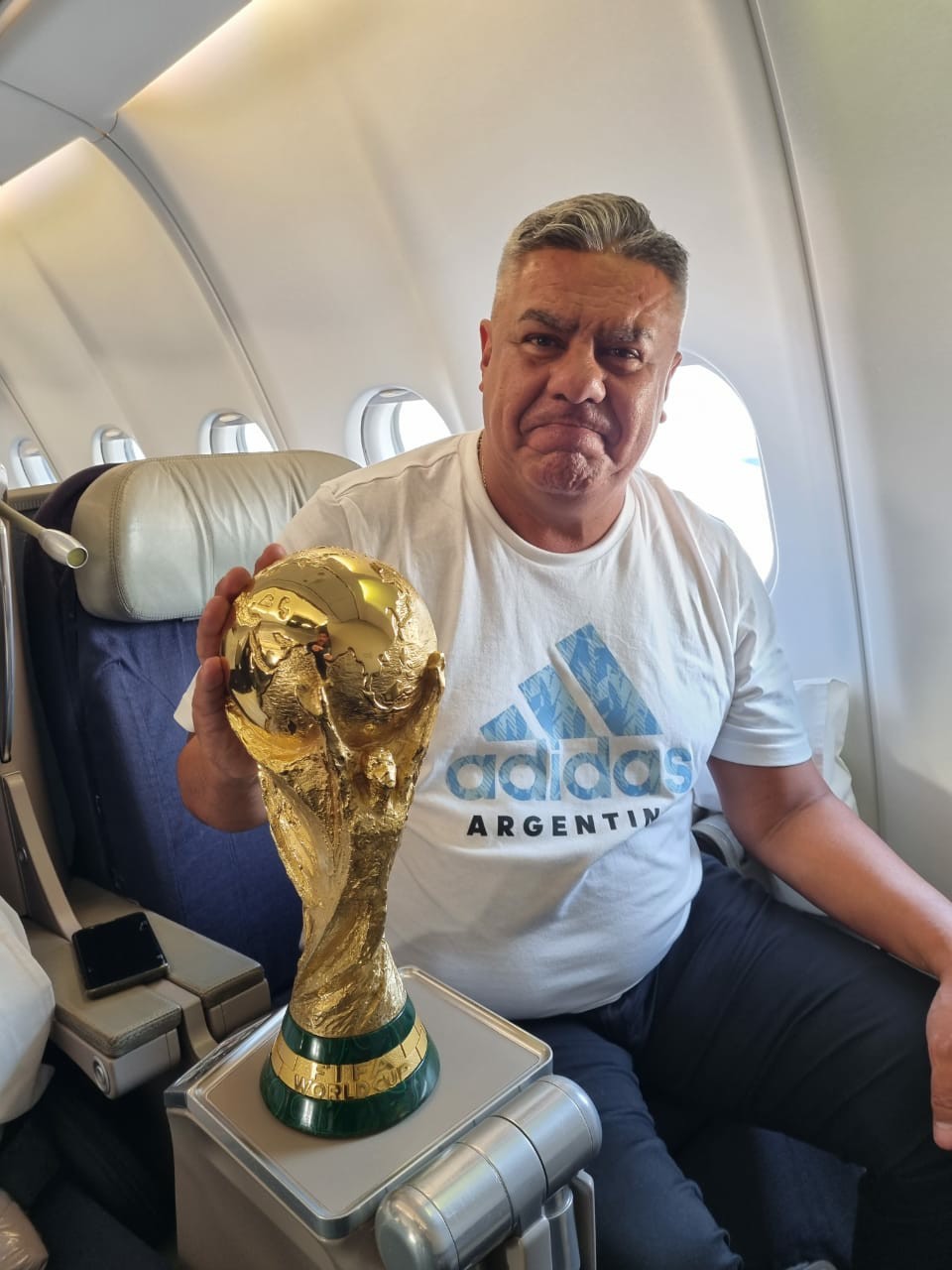 Claudio Chiqui Tapia muestra con orgullo la Copa del Mundo que obtuvo la Selección en el Mundial de Qatar 2022 (Twitter)