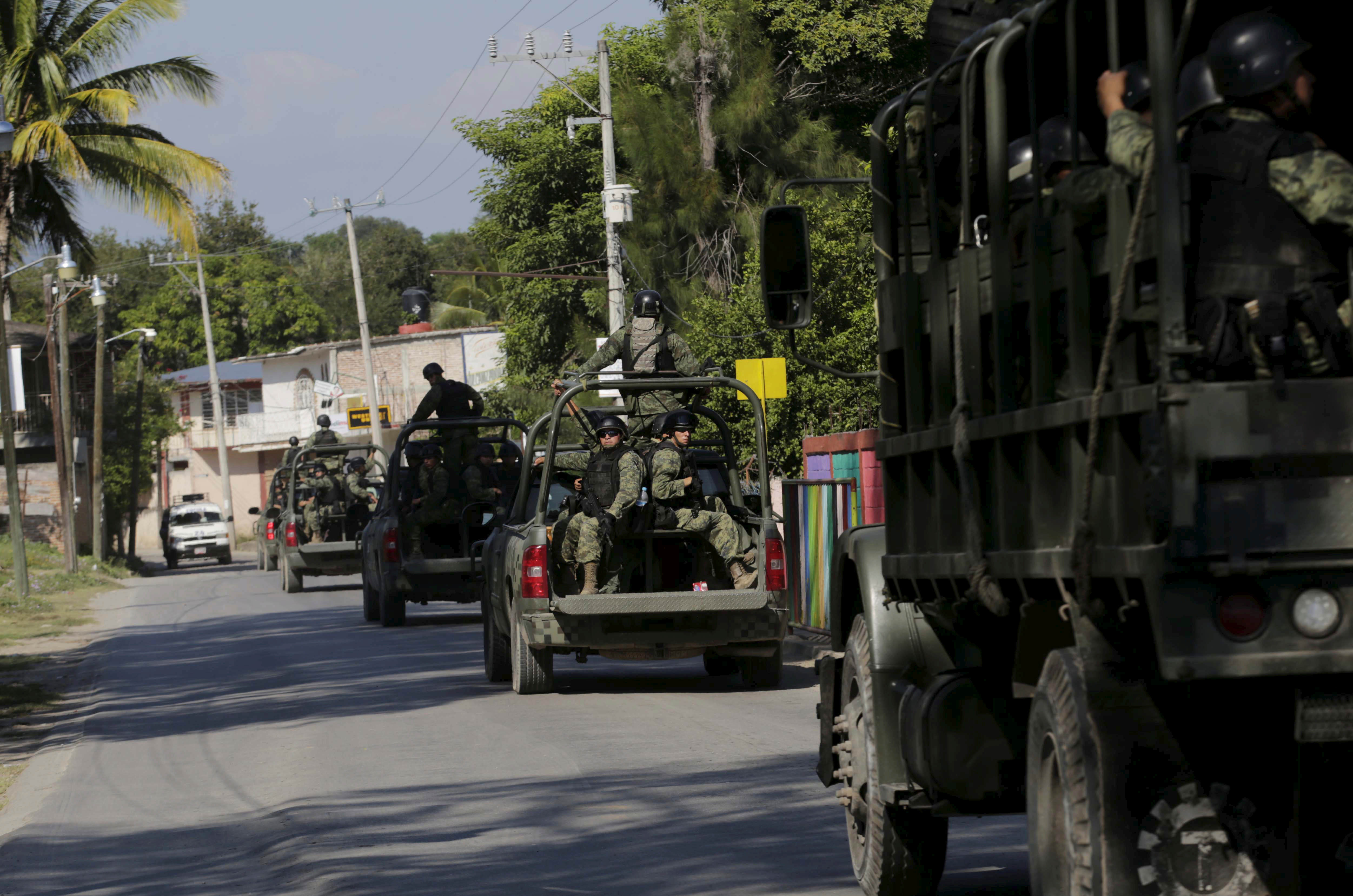 Convoy militar en labores de recorrido por Coculaen octubre de 2014. REUTERS/Henry Romero/