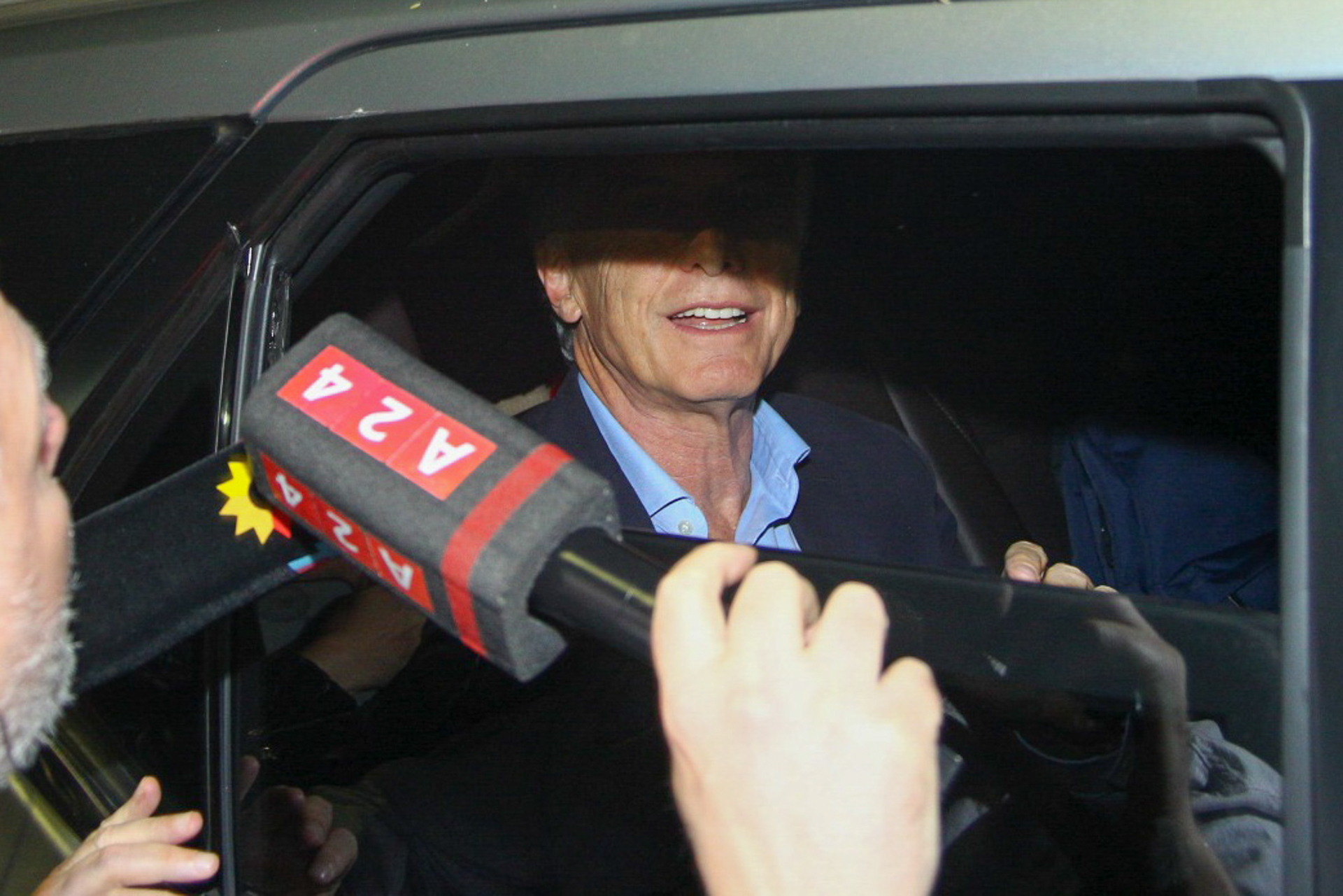 El romántico festejo del jugador argentino Nicolás Keenan tras la histórica elección que convertiría a su pareja Rob Jetten en primer ministro de Países Bajos