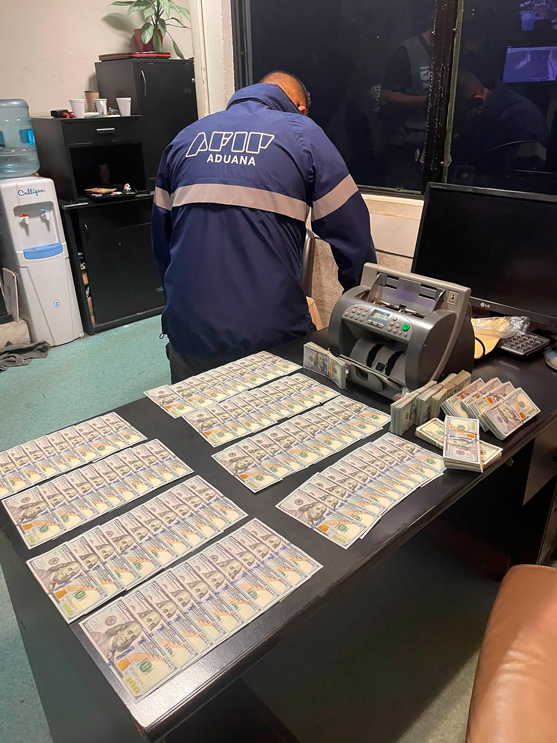 El dinero incautado a los argentinos que regresaban de Uruguay
