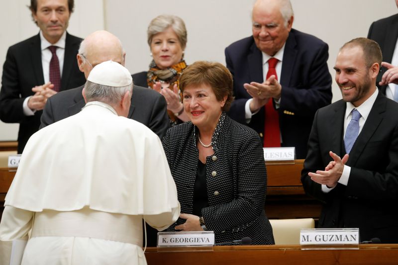 La directora gerente del FMI, Kristalina Georgieva, el ministro de Economía de Argentina, Martin Guzman, y el Papa Francisco en el Vaticano. 
