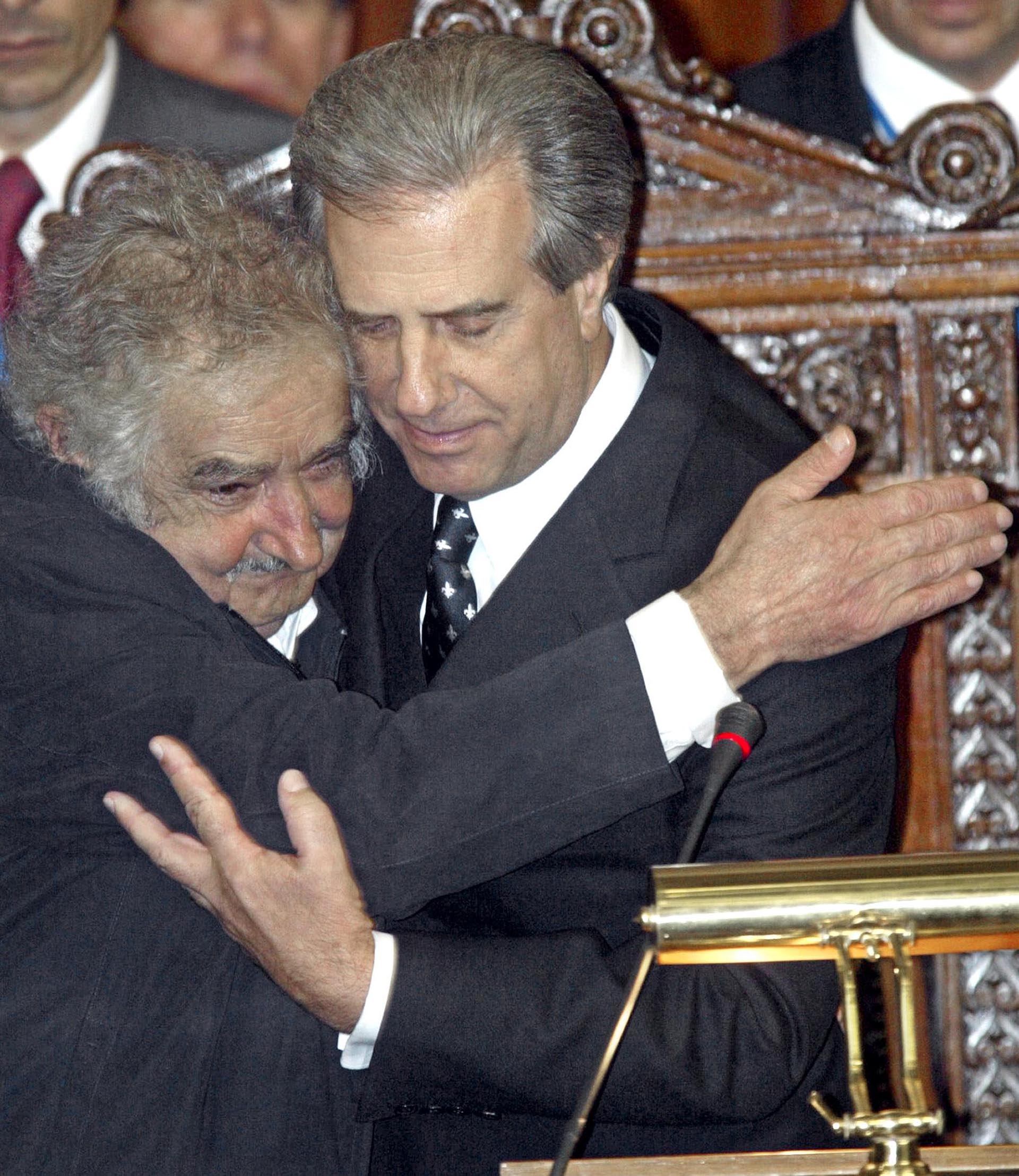 Vázquez abra a José "Pepe" Mujica en la ceremonia de asunción