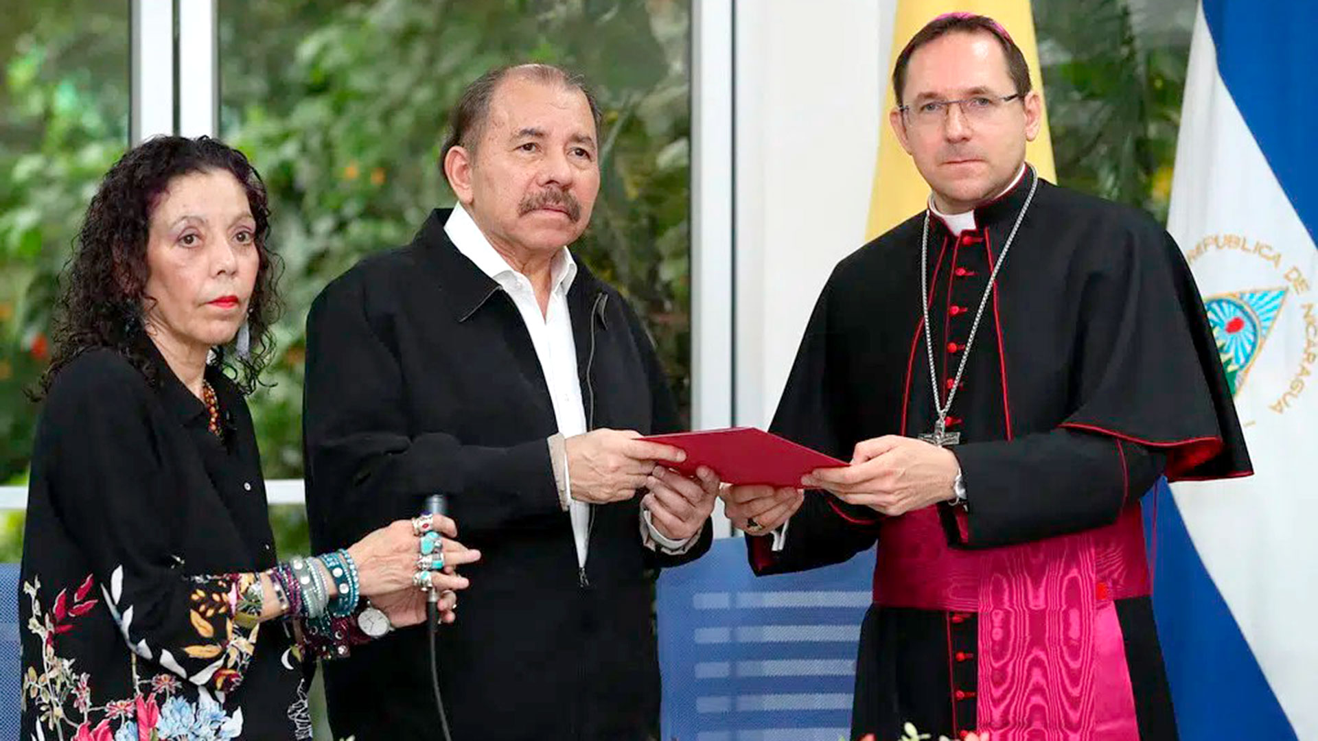 El pasado 6 de marzo, el régimen de Daniel Ortega y Rosario Murillo expulsó del país al nuncio Waldemar Stanislaw Sommertag, a quien vemos en la fotografia cuando presentó sus credenciales en junio de 2018. (Foto 19 Digital)