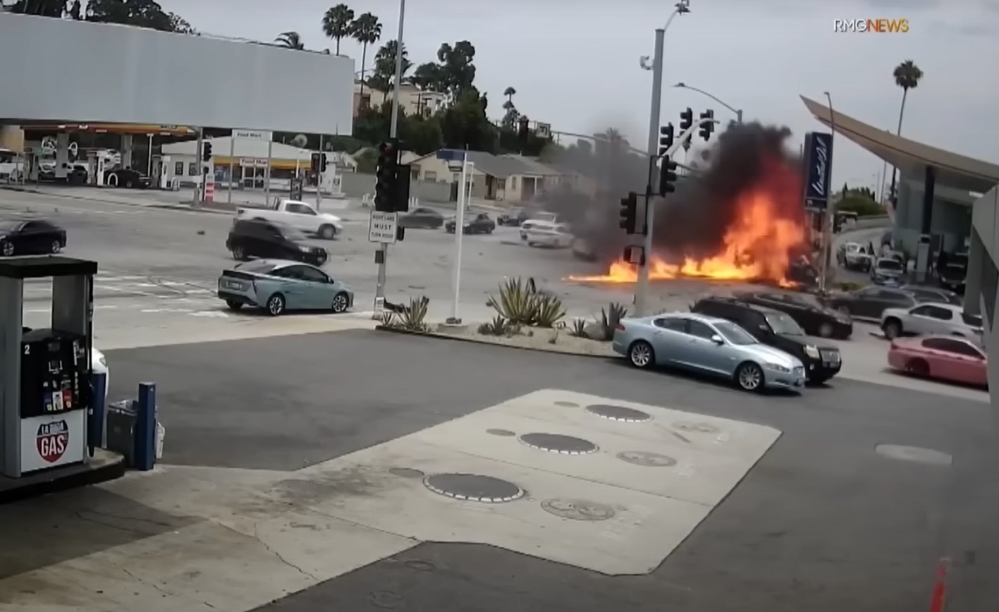 Quedó registrado en vídeo fatal accidente en carretera de Los Angeles donde fallecieron seis personas. Foto: CBS Los Angeles