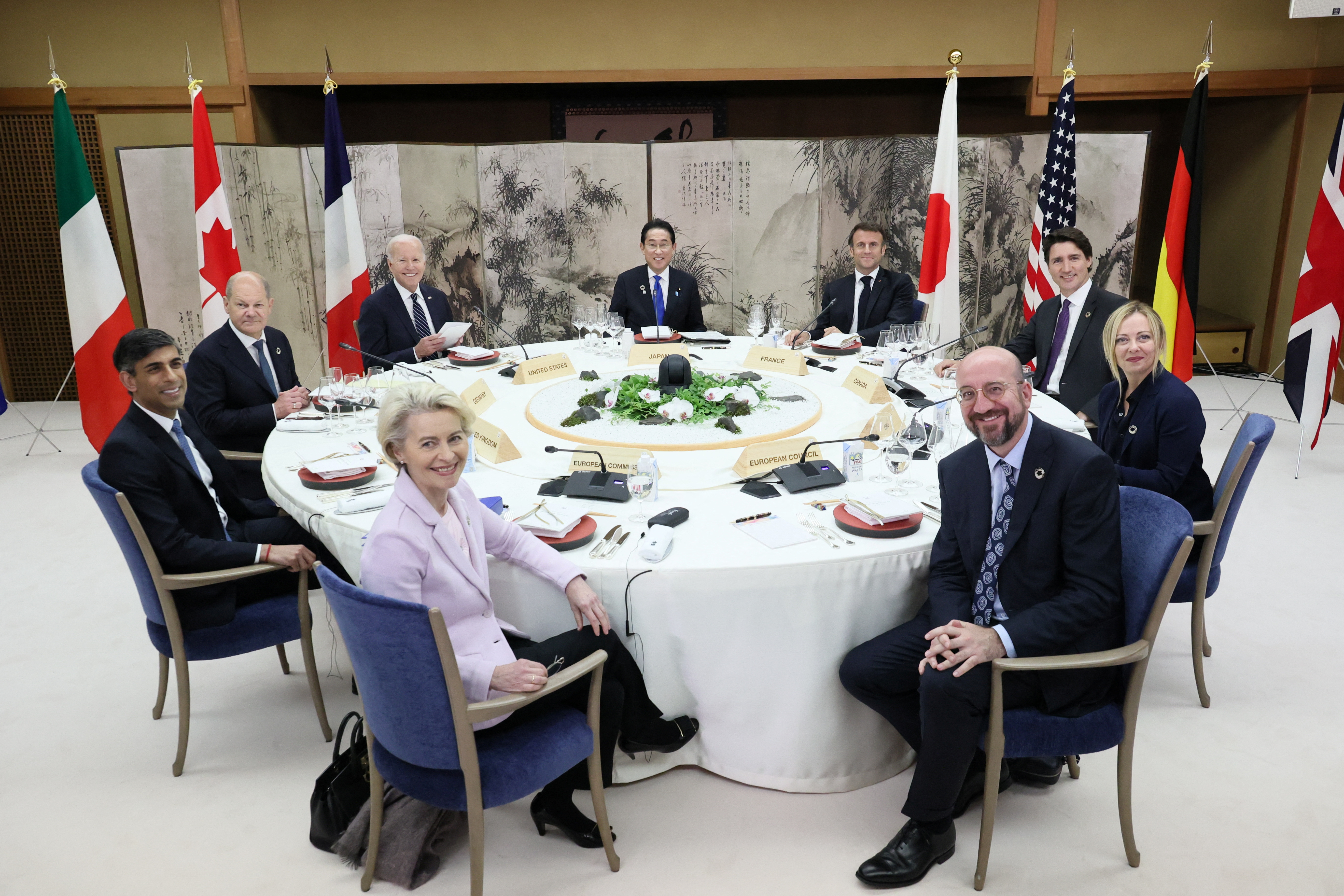 La mesa de las negociaciones en la cumbre del g7 realizada este fin de semana en Hiroshima, Japón. (Cancillería de Japón vía Reuters)