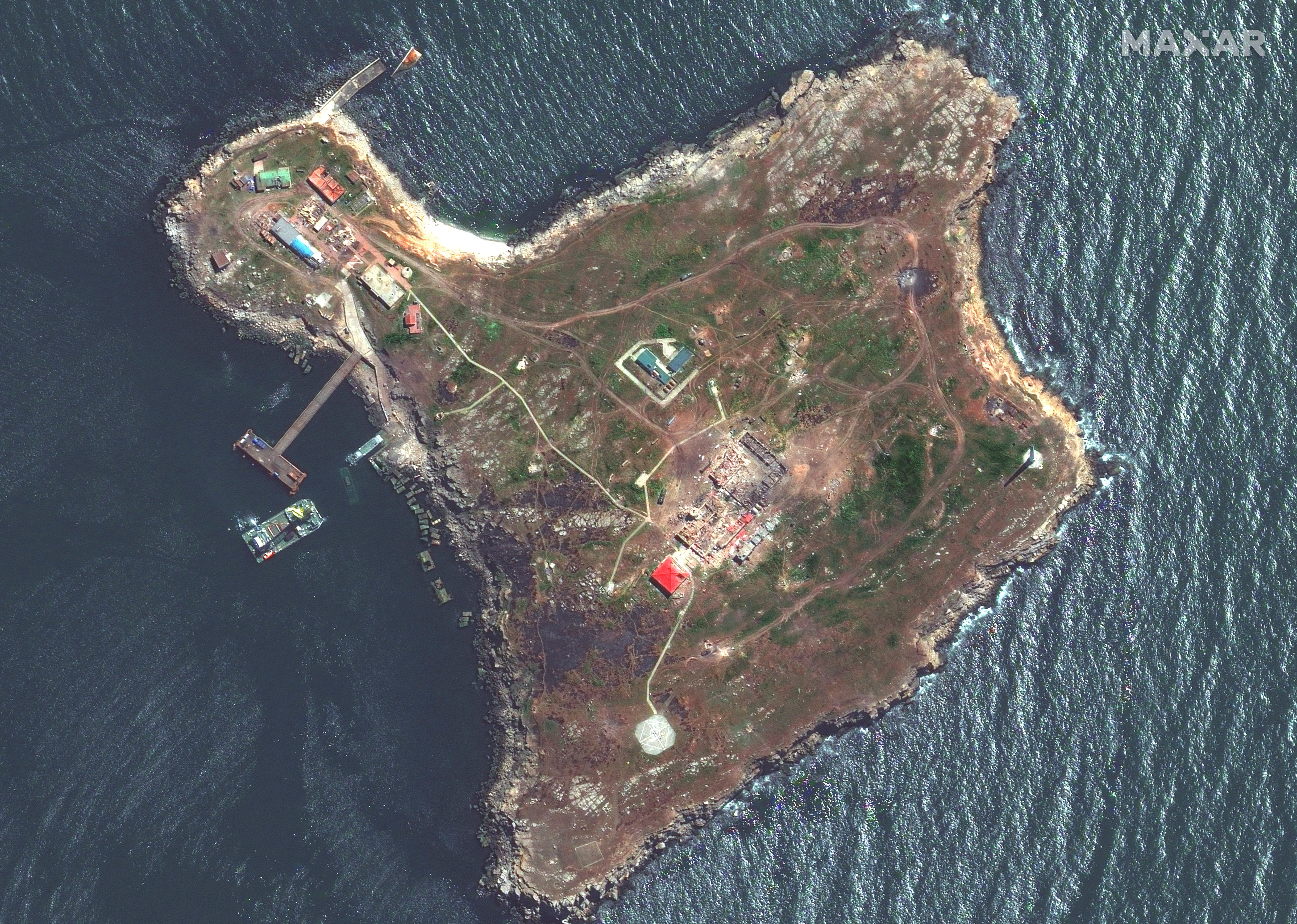 Una imagen satelital muestra la Isla de la Serpiente y sus instalaciones. Era clave para Rusia, que hoy anunció su abandono a seguir luchando por ella (Reuters)