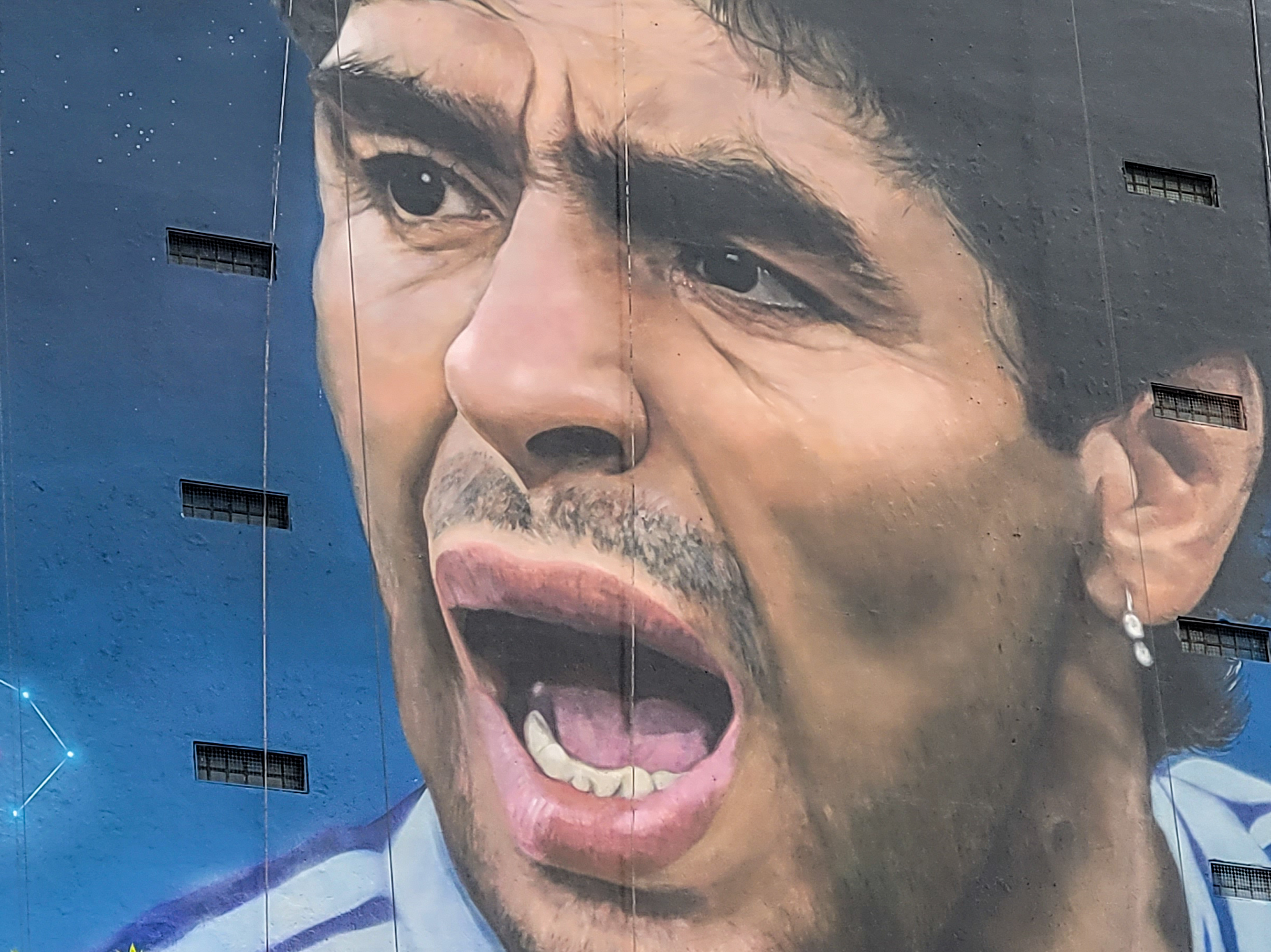 Inauguraron el mural de Maradona más grande del mundo en el barrio de Constitución, Ciudad de Buenos Aires: sus medidas gigantescas son de 40 metros de ancho por 45 de alto (RS Fotos)