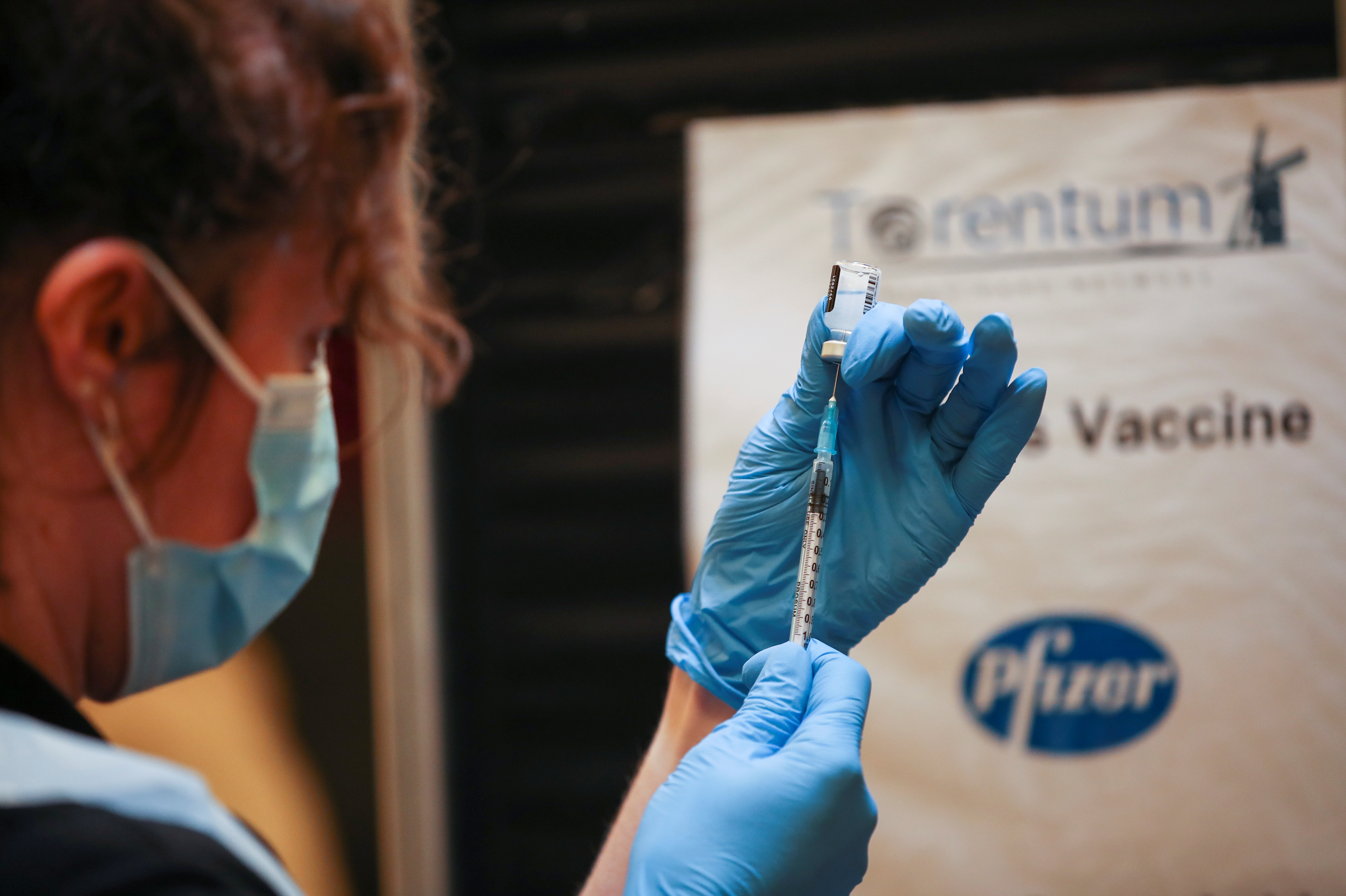 Una trabajadora sanitaria con una vacuna de Pfizer-BioNTech (REUTERS/Lee Smith)