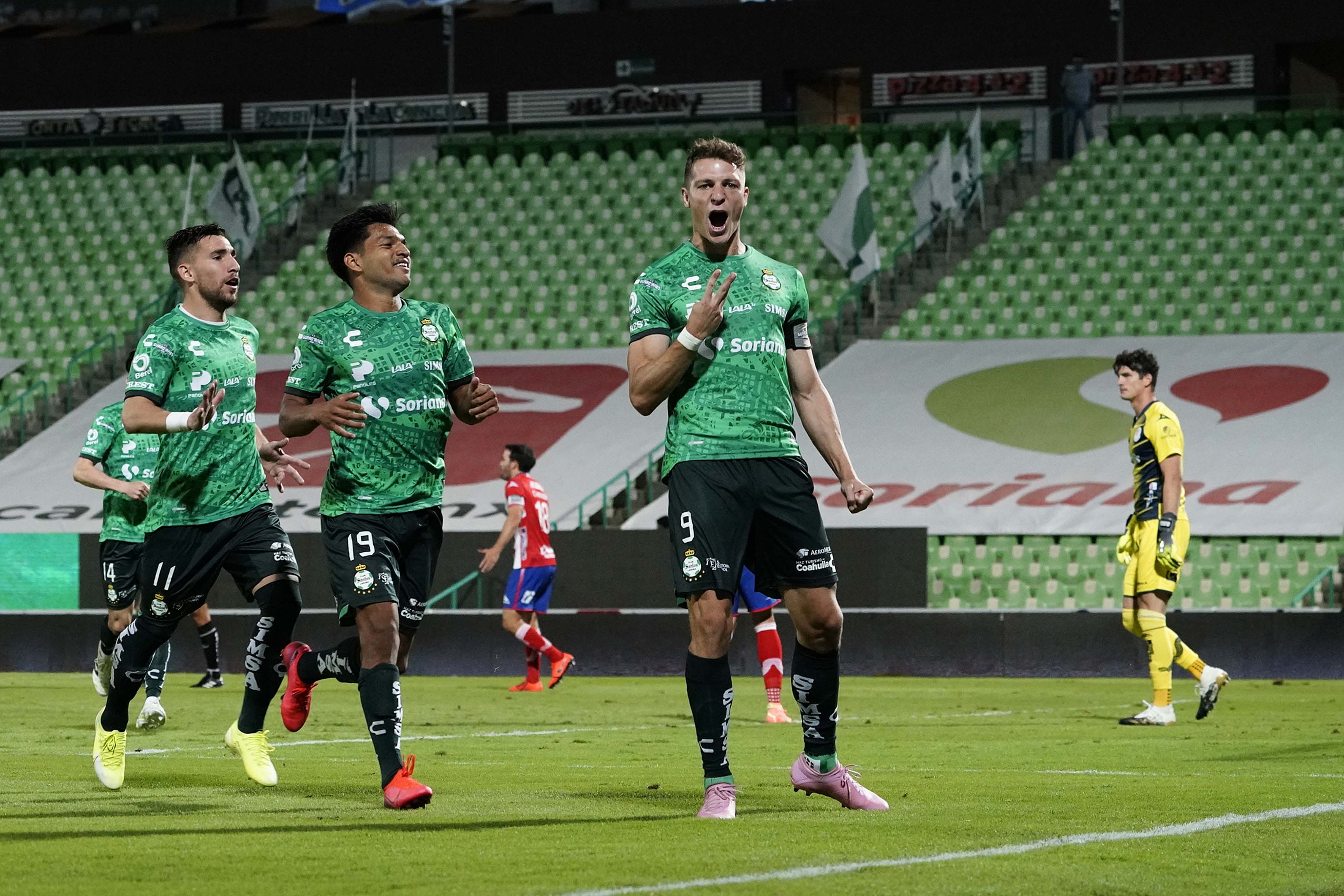 El timonel uruguayo reconoció que hay mejores planteles dentro de la Fiesta Grande, pero ellos seguirán dando pelea (Foto: Cortesía/ Club Santos/ Jos Alvarez/ JAM MEDIA)