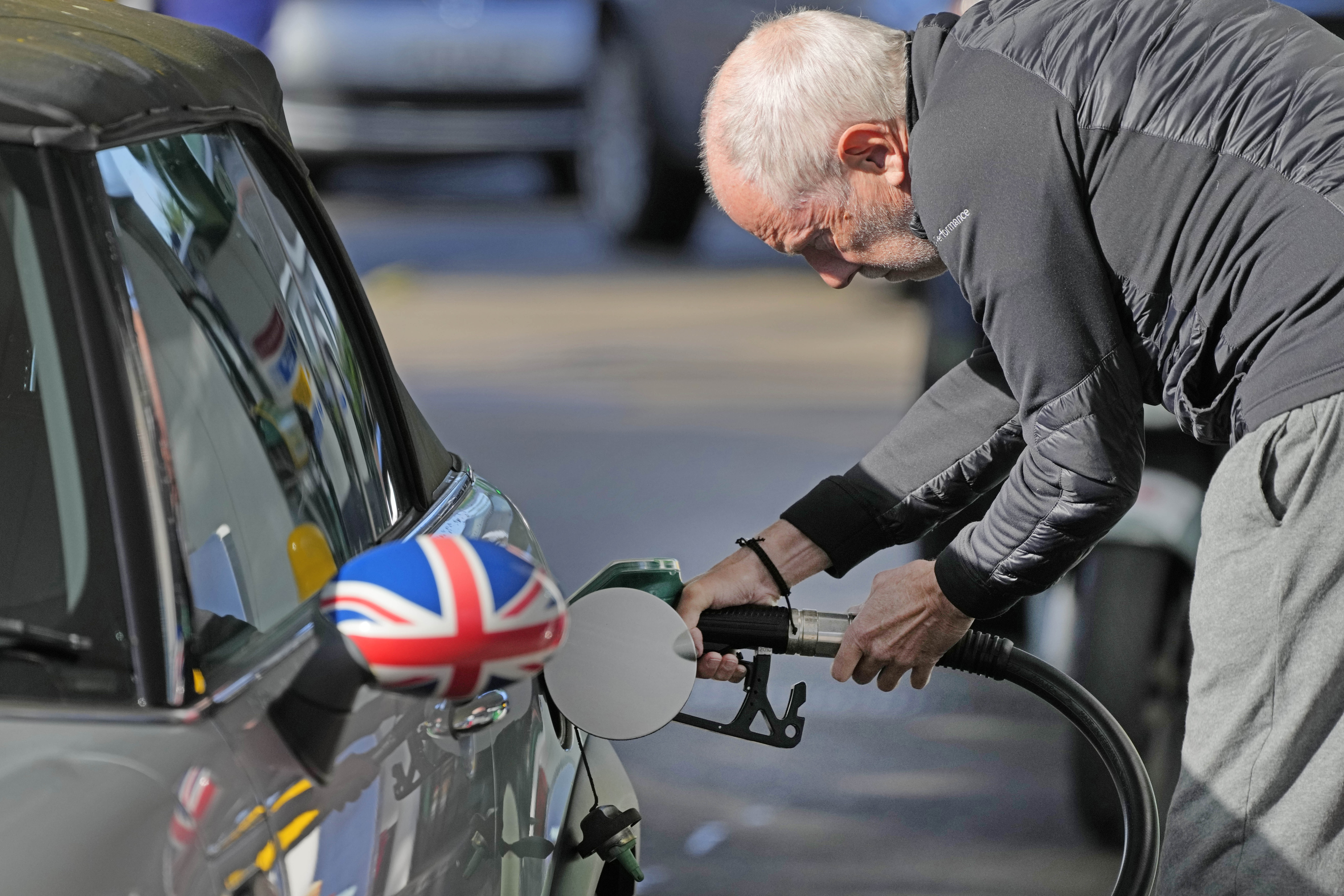 Un hombre llena su coche en una gasolinera de Londres, el miércoles 29 de septiembre de 2021. (AP/Frank Augstein)
