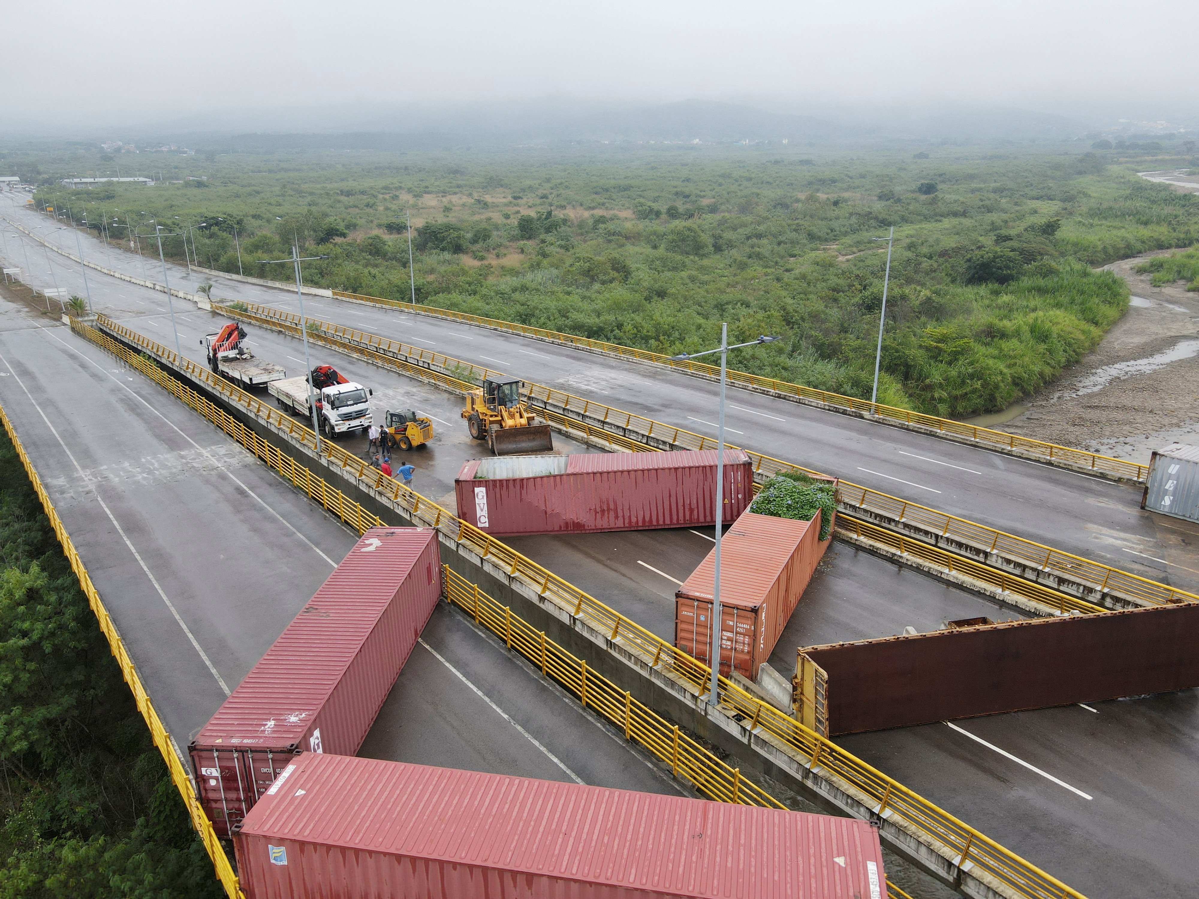 Empleados del gobierno venezolano trabajan para levantar los contenedores que bloquean el paso del Puente Internacional Tienditas en la frontera entre Colombia y Venezuela luego de que los gobiernos de ambos países restablecieran sus relaciones diplomáticas y comerciales, en Cúcuta, Colombia, 14 de diciembre de 2022. REUTERS/ Juan Pablo Bayona 