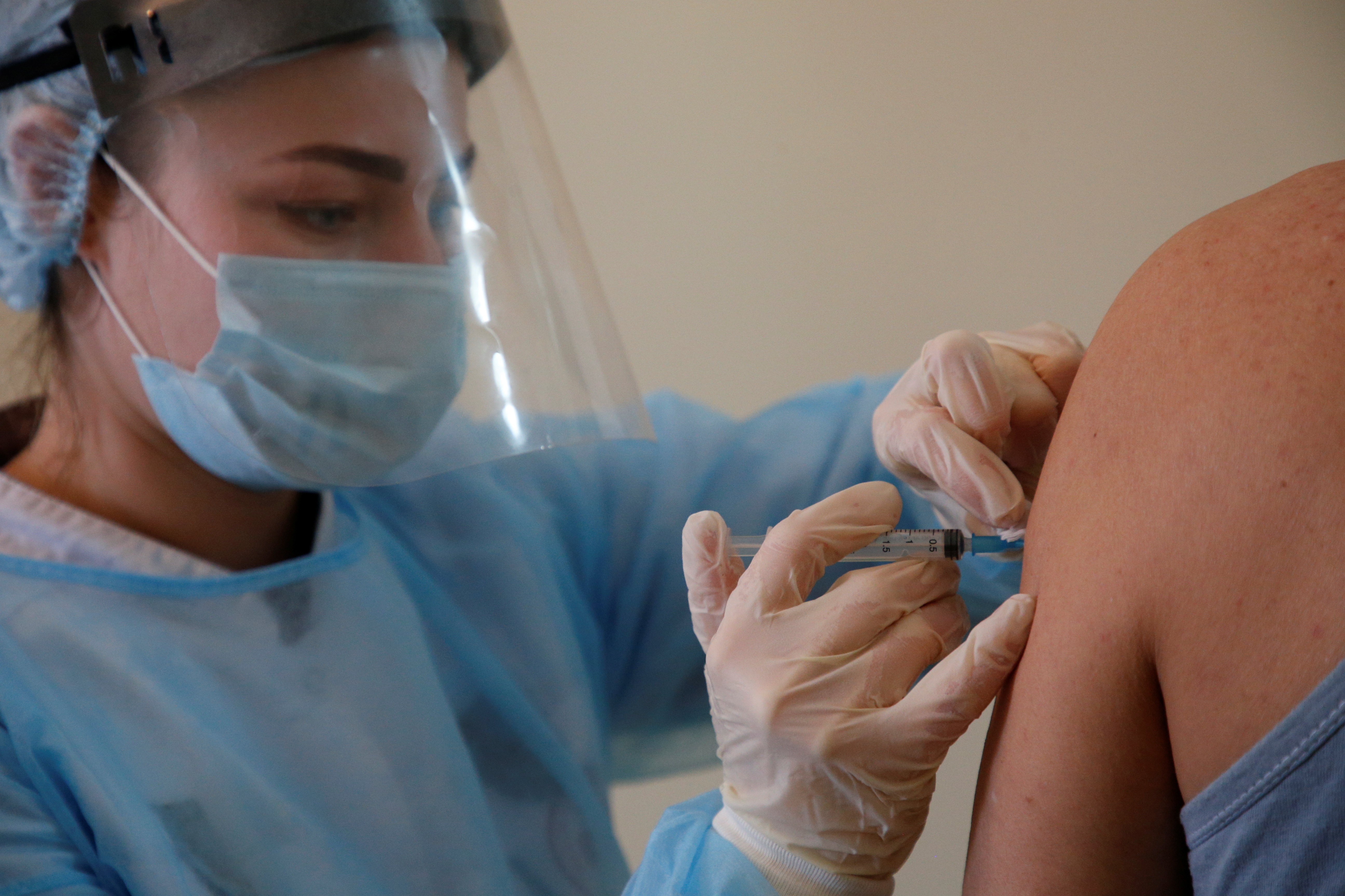 Una profesional de la salud al momento de aplicar la vacuna Sputnik V (Reuters) 