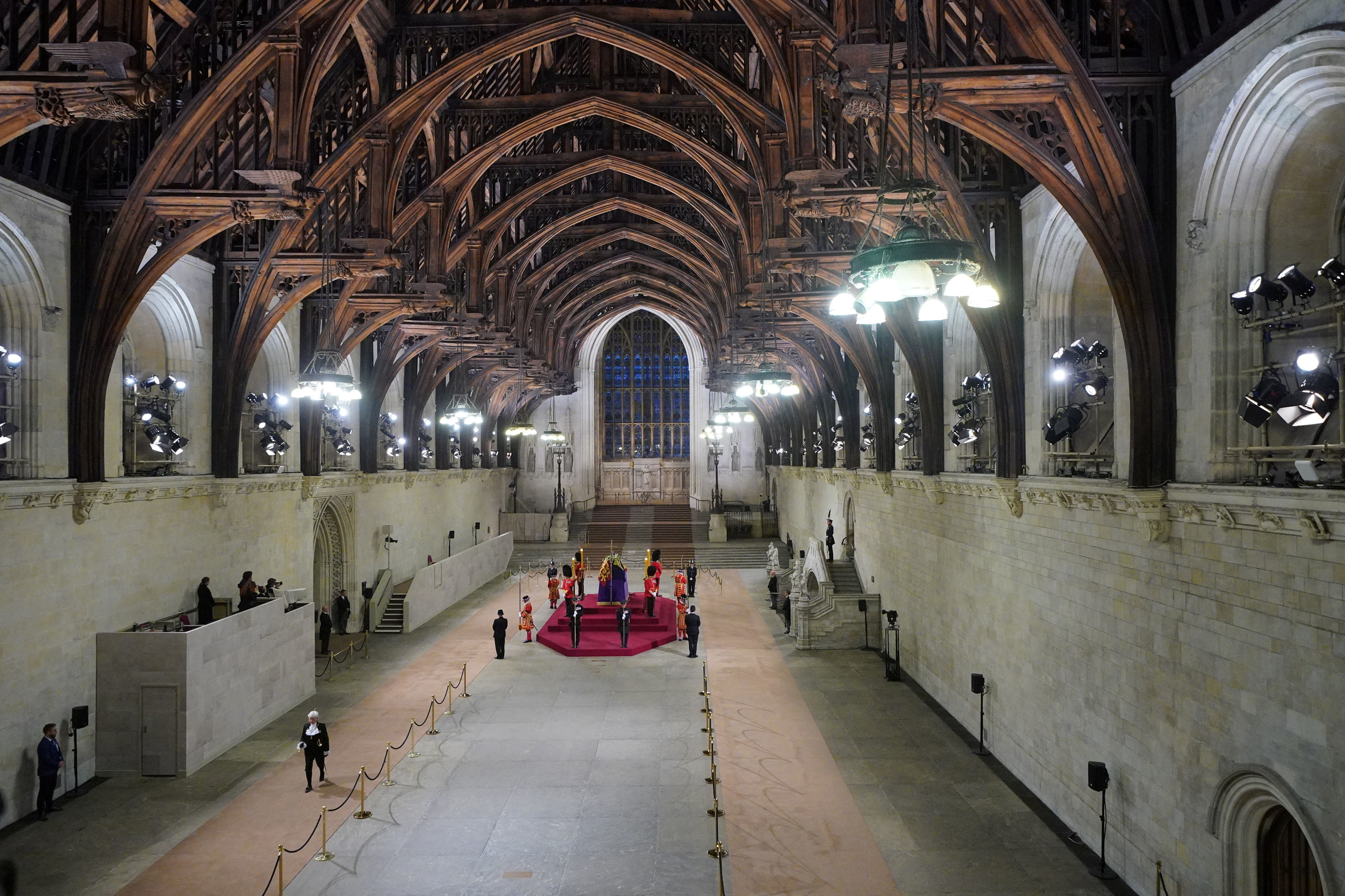 Cerraron la capilla ardiente en el palacio de Westminster para comenzar los preparativos del funeral de estado