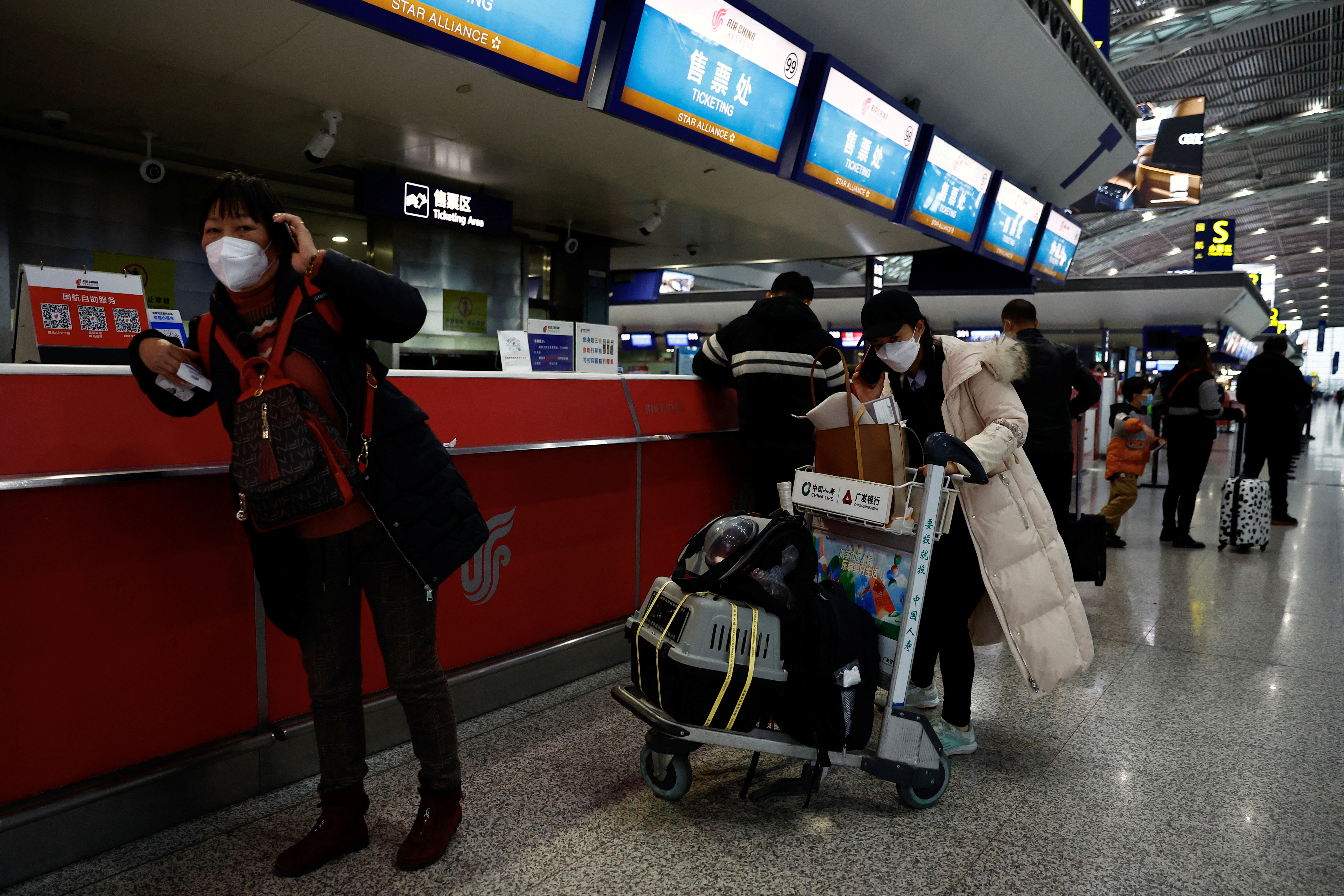 Viajeros ante un mostrador de venta de billetes en el aeropuerto internacional de Chengdu Shuangliu en medio de una oleada de contagios de la enfermedad por coronavirus (COVID-19), en Chengdu, provincia china de Sichuan, el 30 de diciembre de 2022. REUTERS/Tingshu Wang
