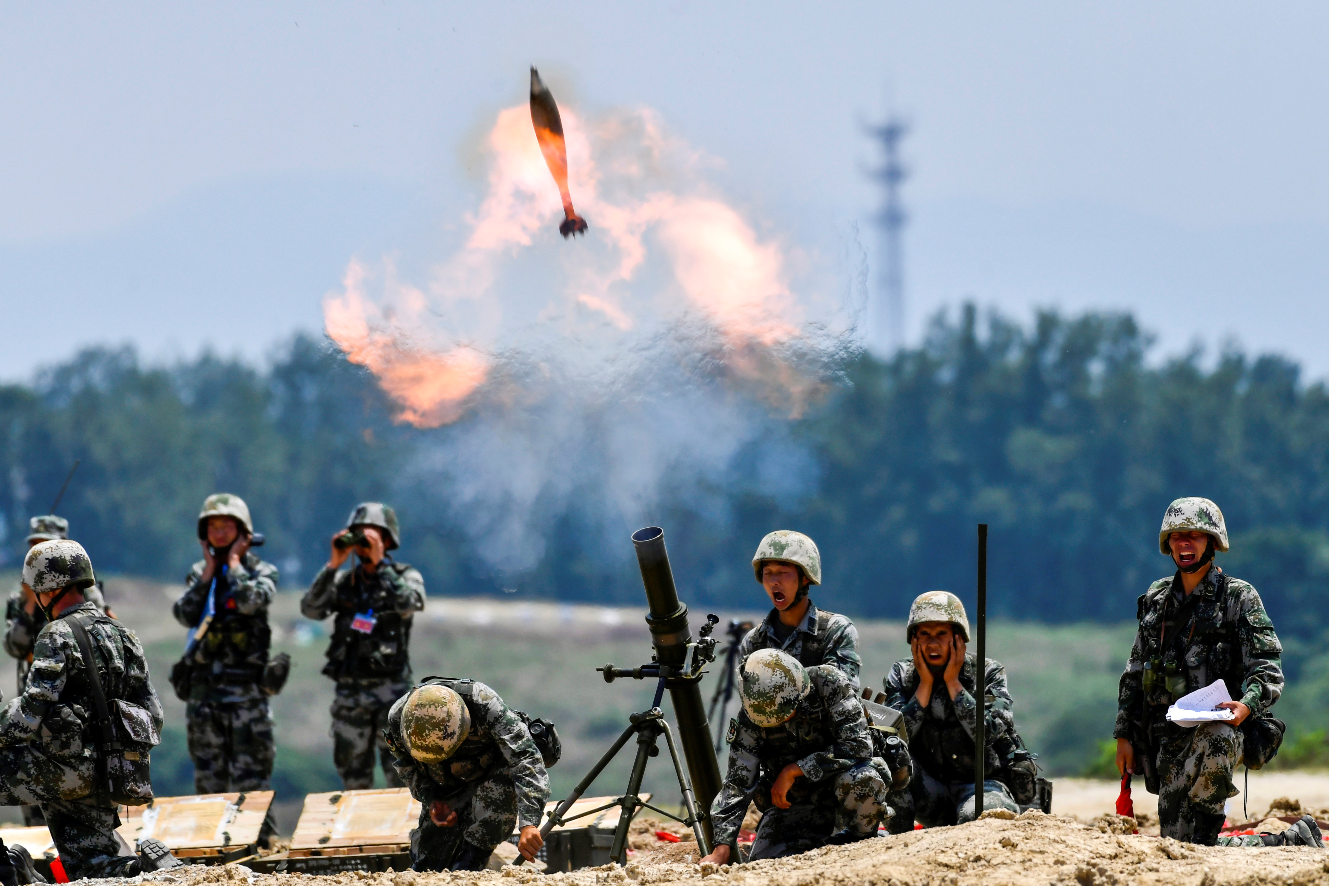 Soldados chinos disparan un mortero (Foto: Reuters)