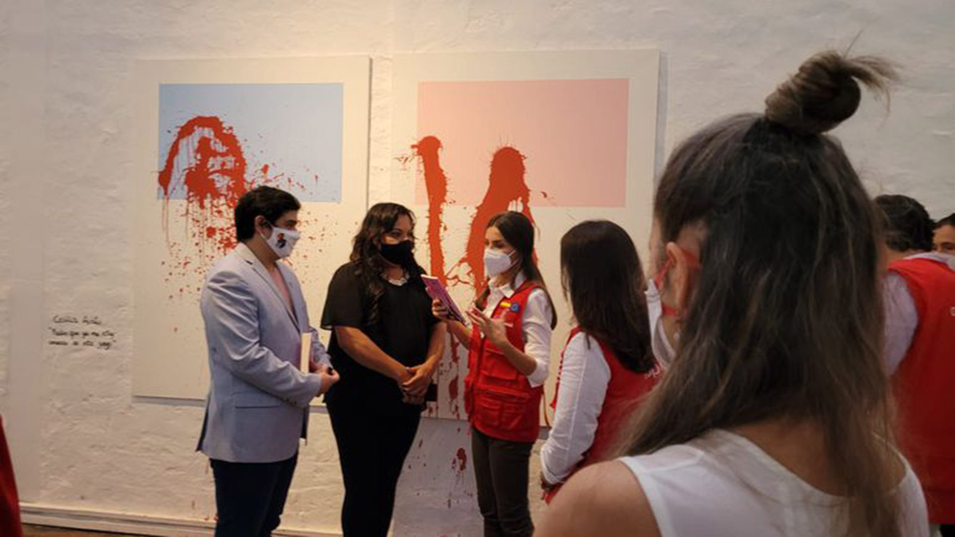 La reina Letizia recorrió el Centro Cultural de España Juan de Zalazar y la muestra de BIENALSUR, “Devenir cuerpx”  La obra que se ve es de la artista plástica Cecilia Avati (Gentileza Bienalsur)
