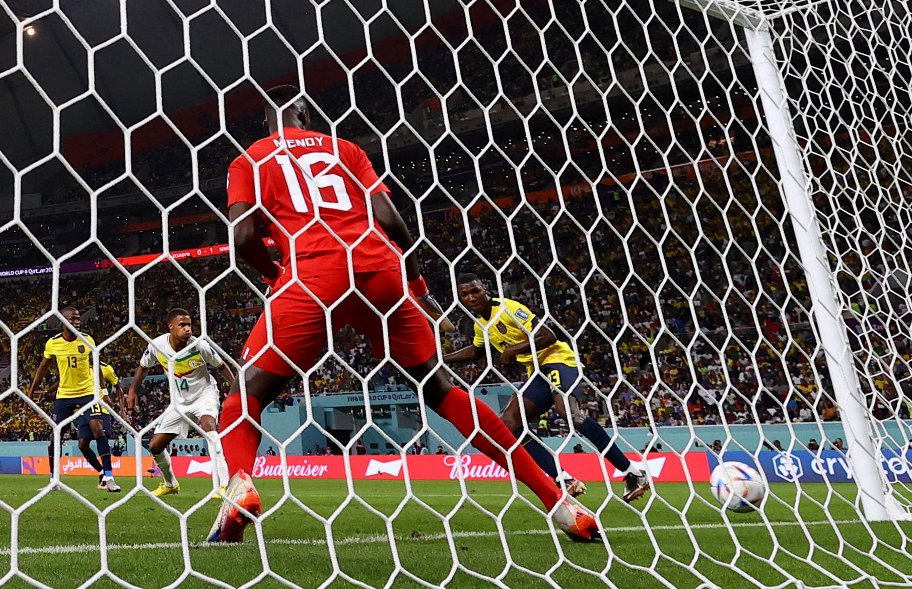 El gol le daba vida a Ecuador, pues lo metía a los octavos de final. Anotación de Moisés Caicedo. REUTERS/Stephane Mahe