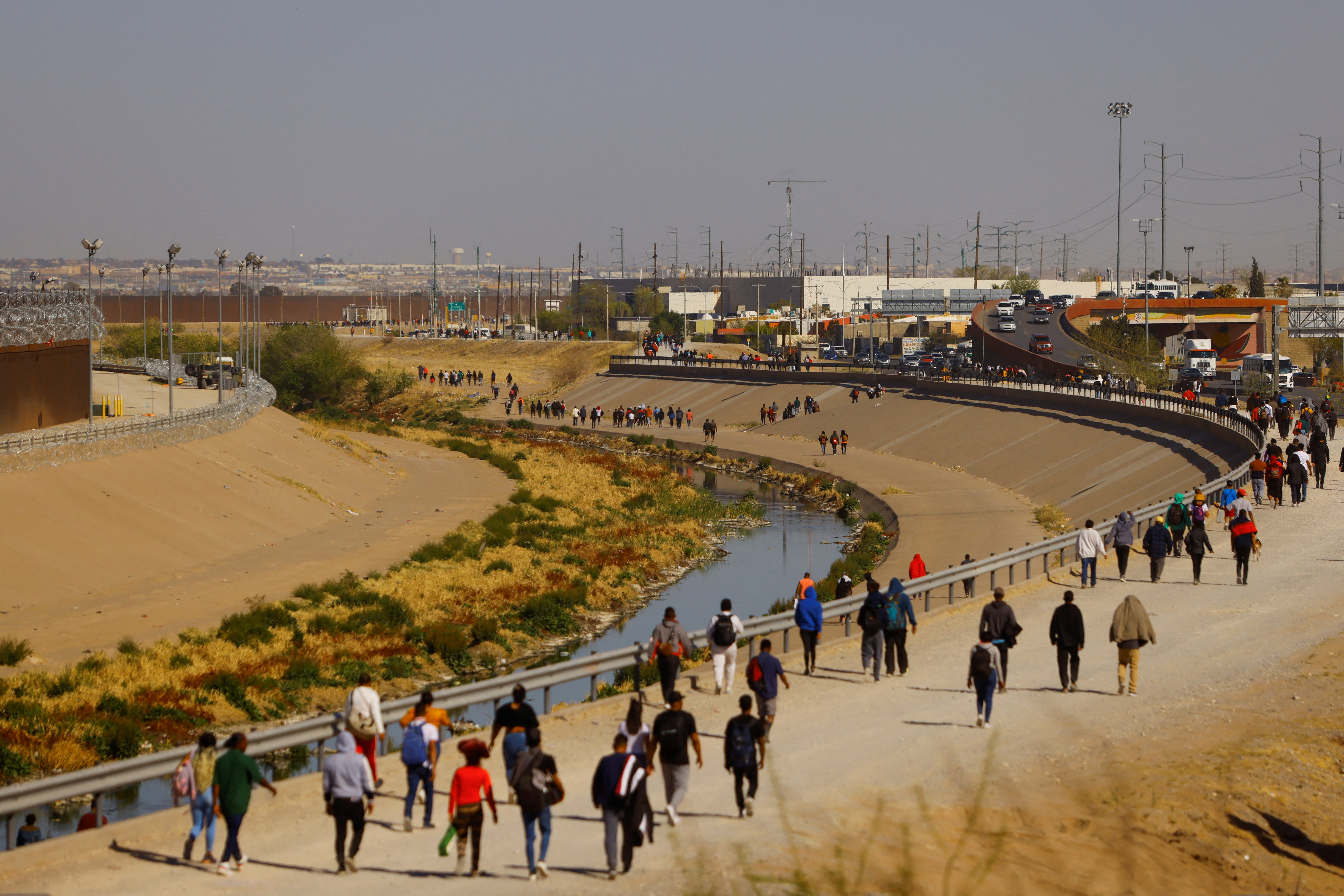 Migrantes caminan en una caravana a orillas del río Bravo en Ciudad Juárez (Foto: Reuters)
