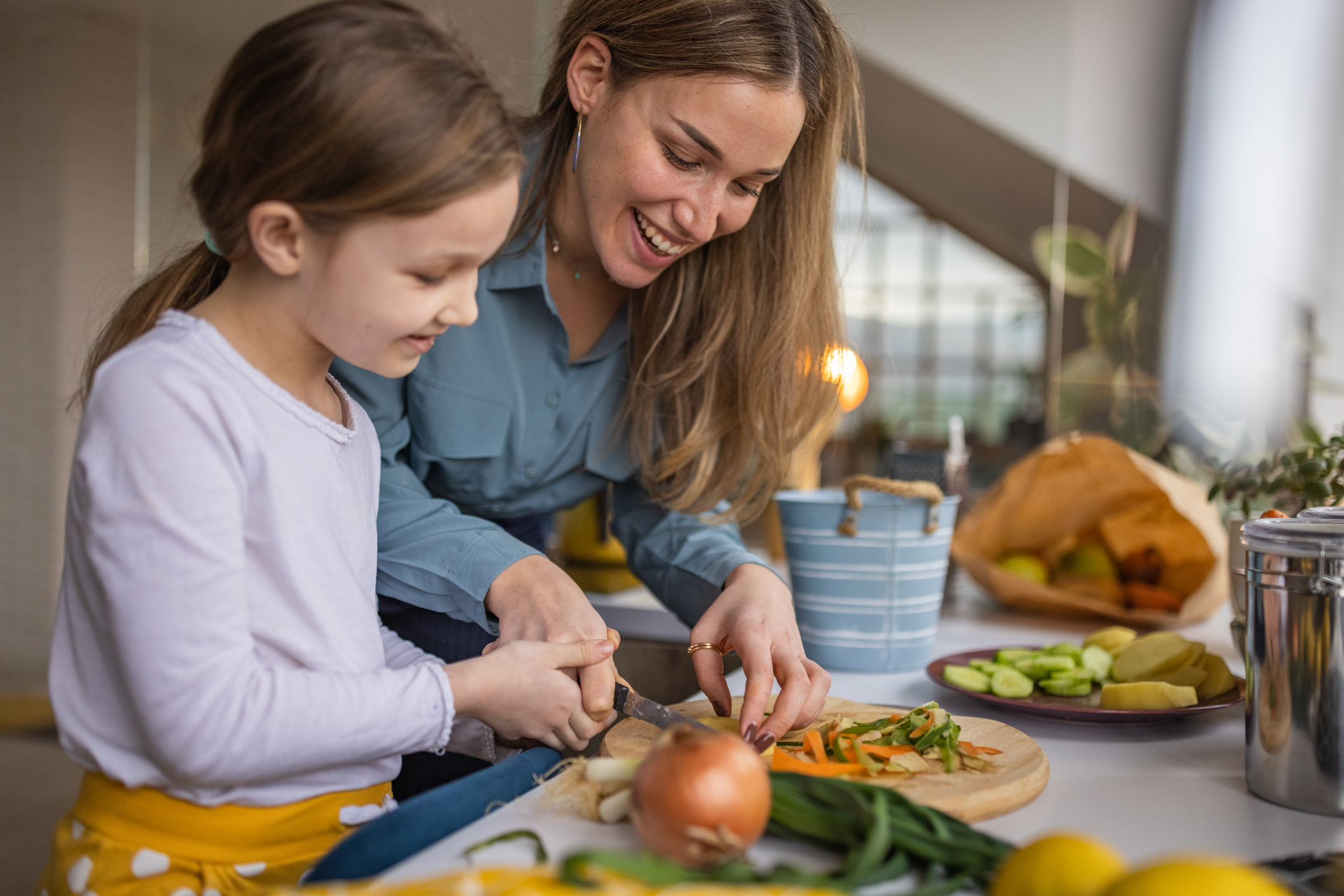 La cocina puede ser una actividad divertida si los sumamos en la elección y preparación de los ingredientes (Getty)