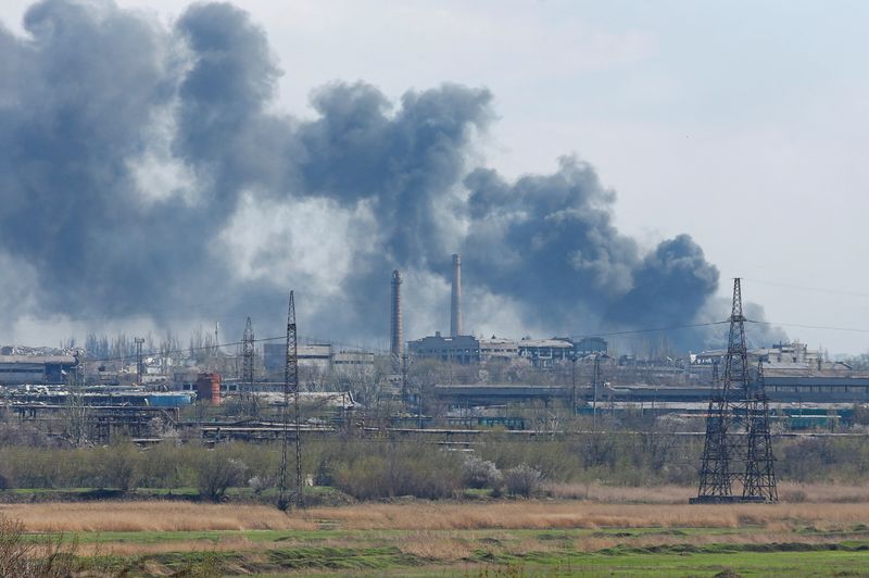 Varias columnas de humo se elevan de la acería Azovstal duranta la invasión rusa de Ucrania en Mariúpol, Ucrania, el 20 de abril de 2022. REUTERS/Alexander Ermochenko