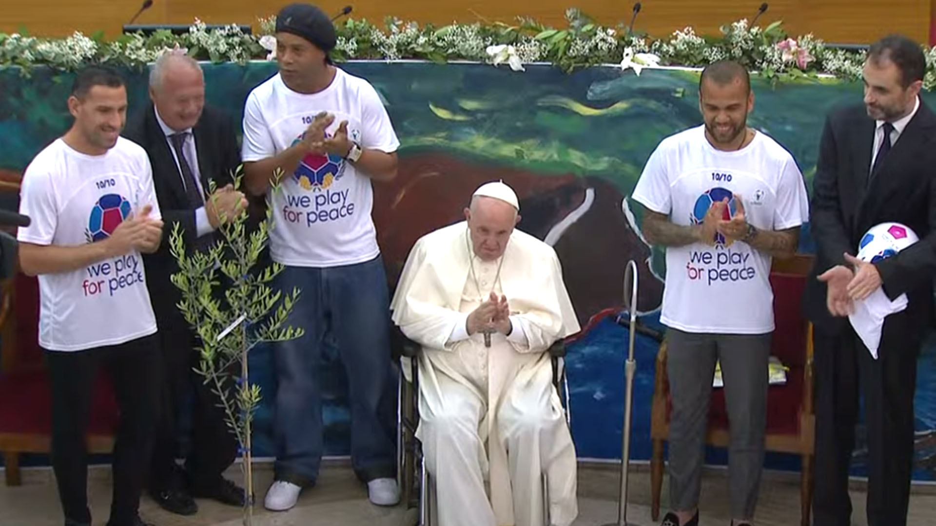 El papa Francisco junto a Ronaldinho, Maxi Rodríguez y Dani Alves, durante la presentación del partido en homenaje a Diego Maradona, que realizará Scholas Occurentes el próximo 10 de octubre en el estadio Olímpico de Roma.
