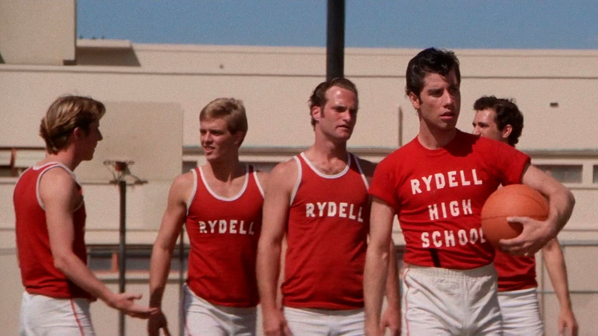 Michael Biehn (el segundo desde la izquierda) en su debut cinematográfico junto a John Travolta, en Grease