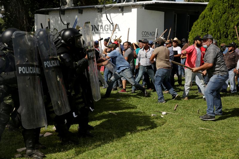 Enfrentamiento entre miembros de la Guardia Nacional y agricultores de Chihuahua por la decisión del gobierno mexicano de desviar agua de la represa La Boquilla a Estados Unidos (Foto: Reuters / Jorge Luis Gonzáles)