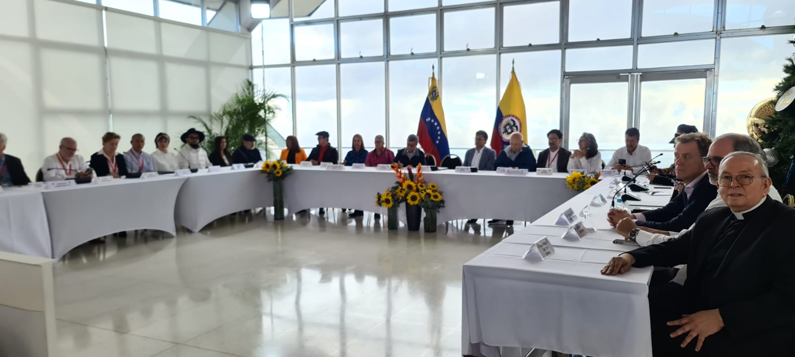 Este lunes 21 de noviembre se reinstaló la mesa de diálogos entre el Gobierno nacional y el Ejército de Liberación Nacional, ELN, desde Caracas. Cortesía