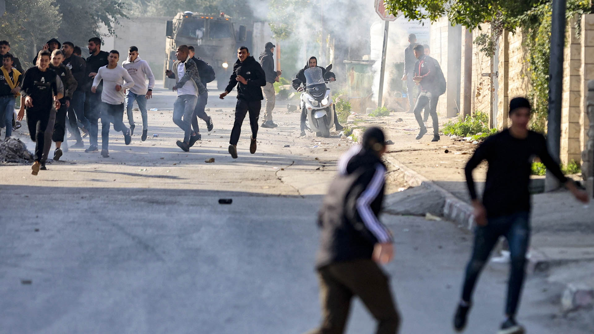 Enfrentamiento entre palestinos y las fuerzas israelíes (AFP)