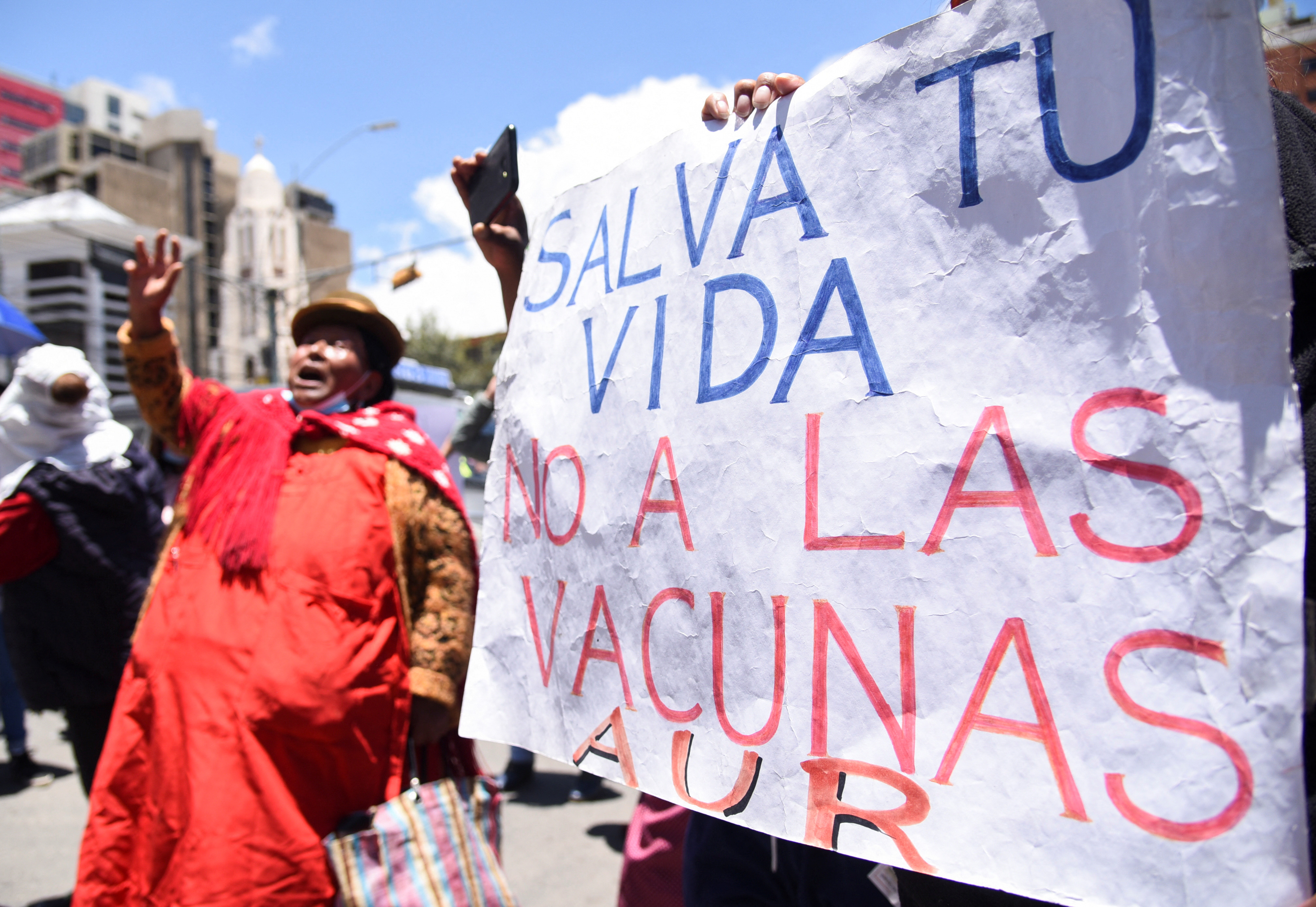 Distintos grupos de personas que se oponen a las vacunas marcharon en las últimas horas en La Paz, Cochabamba y Santa Cruz (REUTERS/Claudia Morales)