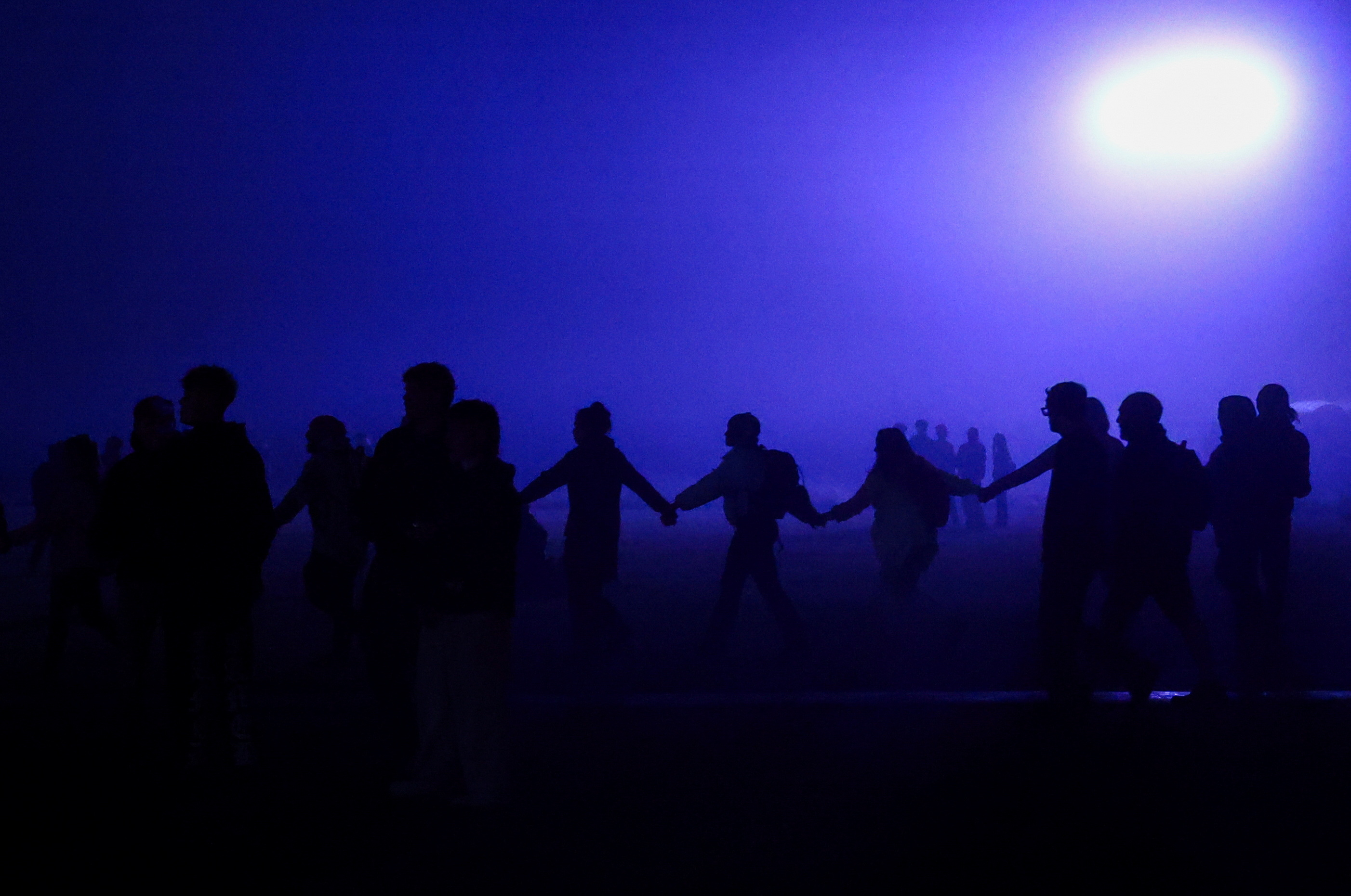 Los fieles se acercan caminando de la mano a las ruinas para festejar el Solsticio. 