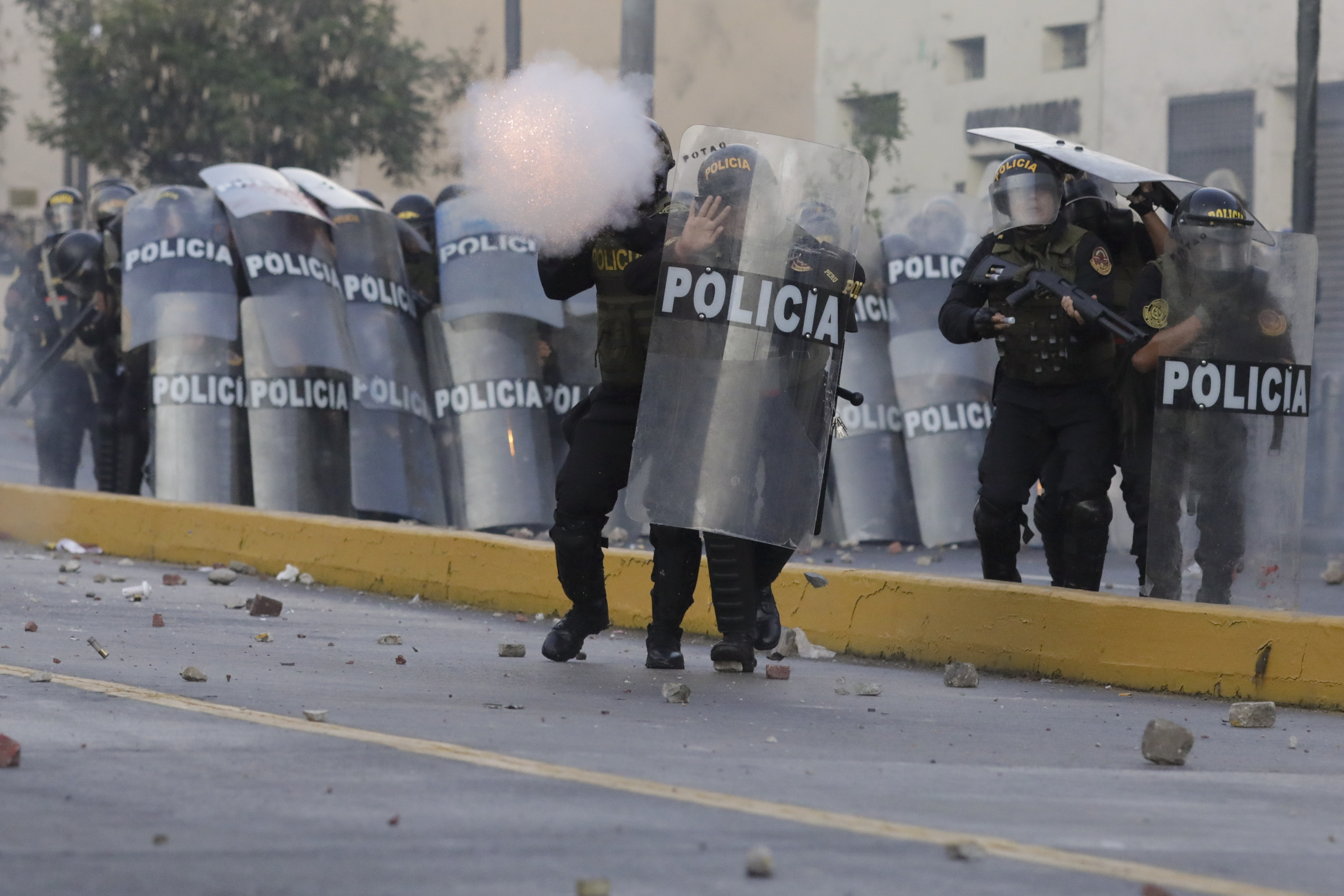 La policía contra manifestantes del Centro de Lima