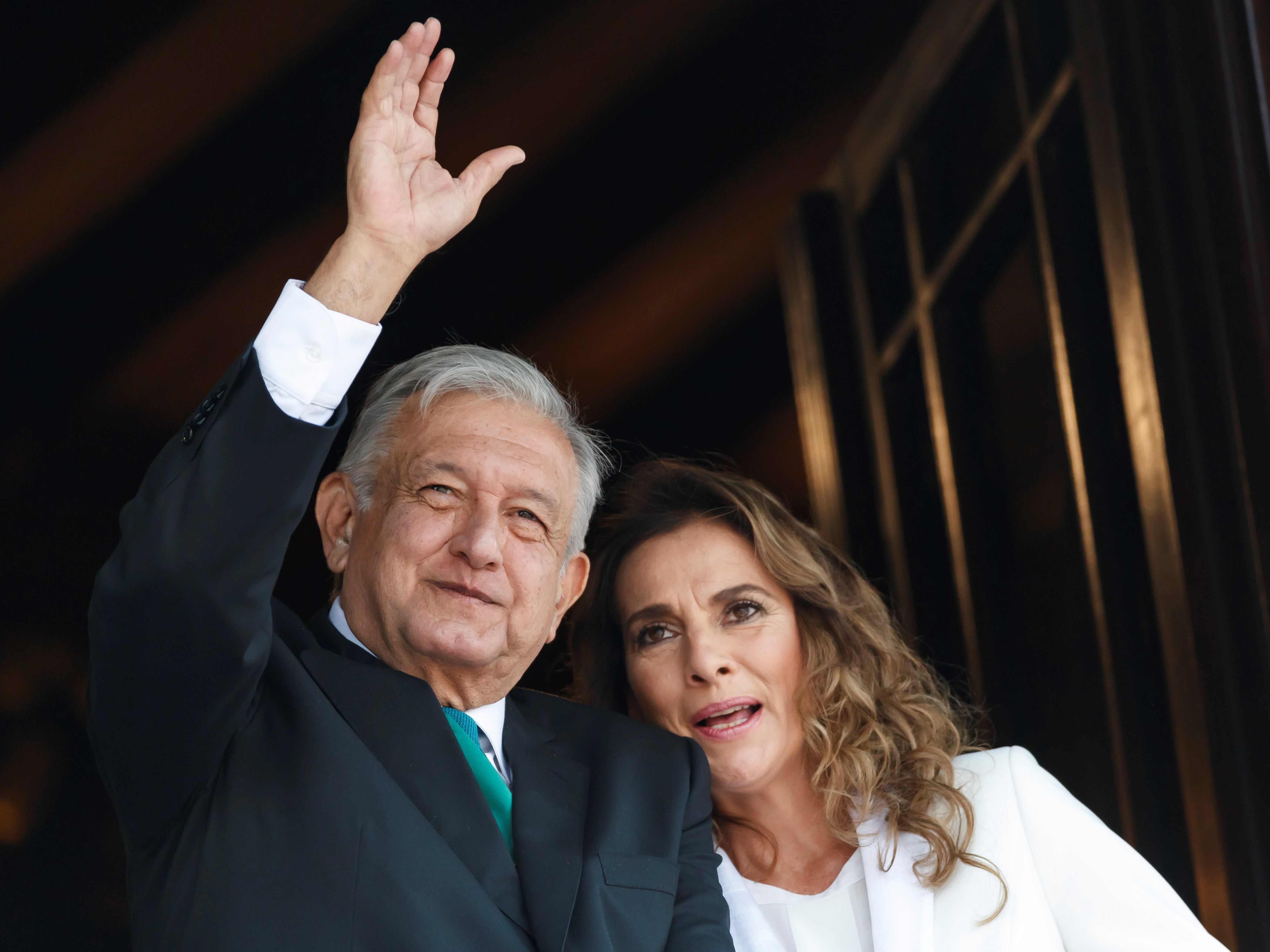 El presidente Andrés Manuel López Obrador y su esposa Beatriz Gutiérrez Müller, buscan registrar sus nombres y siglas como  marcas. (Foto: EFE/José Méndez)
