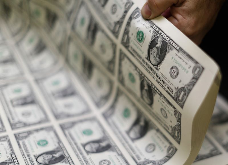 FOTO DE ARCHIVO: Billetes de un dólar de los Estados Unidos son enrollados e inspeccionados durante la producción en la Oficina de Grabado e Impresión en Washington el 14 de noviembre de 2014. REUTERS/Gary Cameron